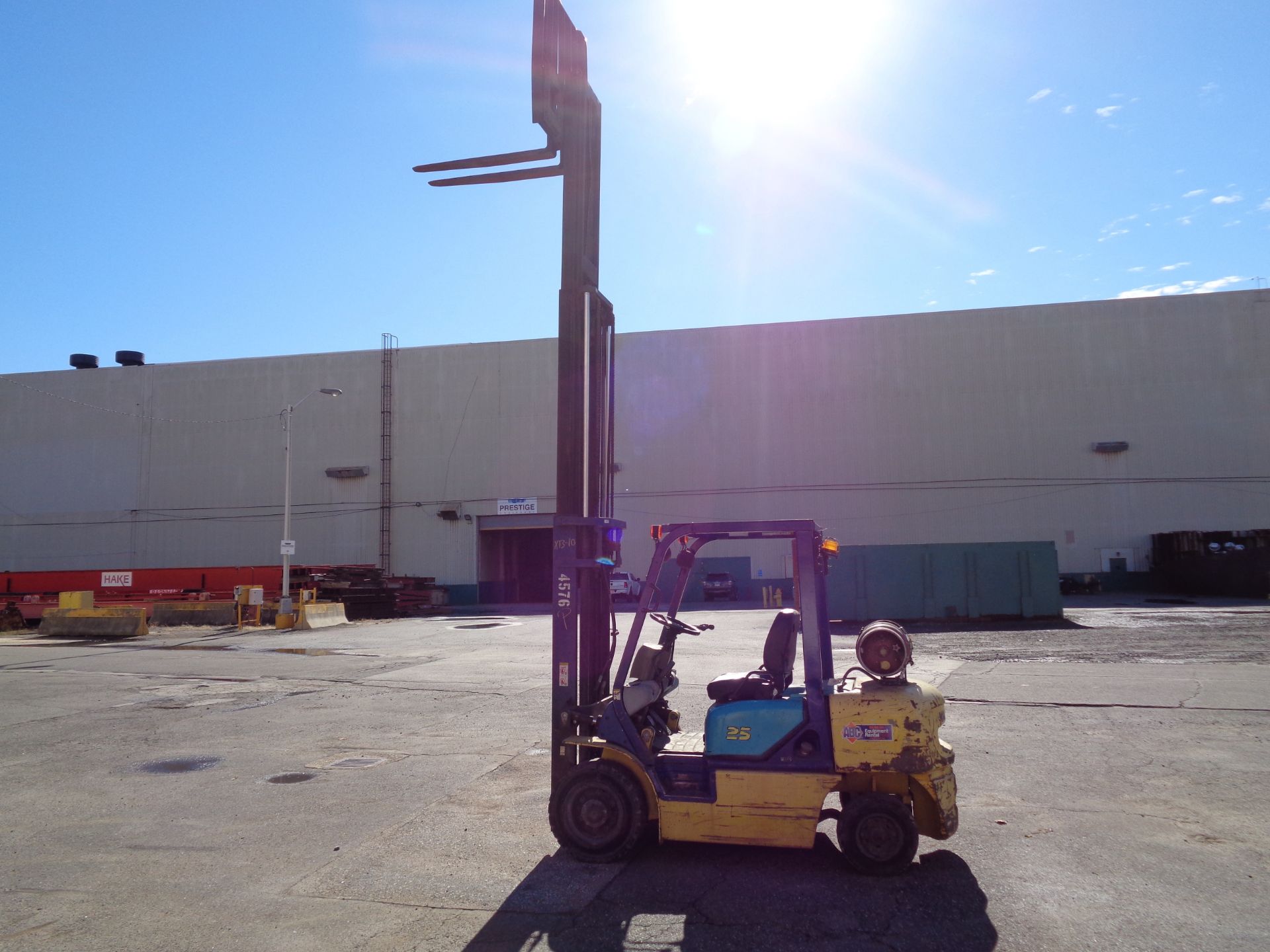 KOMATSU FG25T-12 5,000 lbs Forklift - Triple Mast - Side Shift - Image 8 of 21