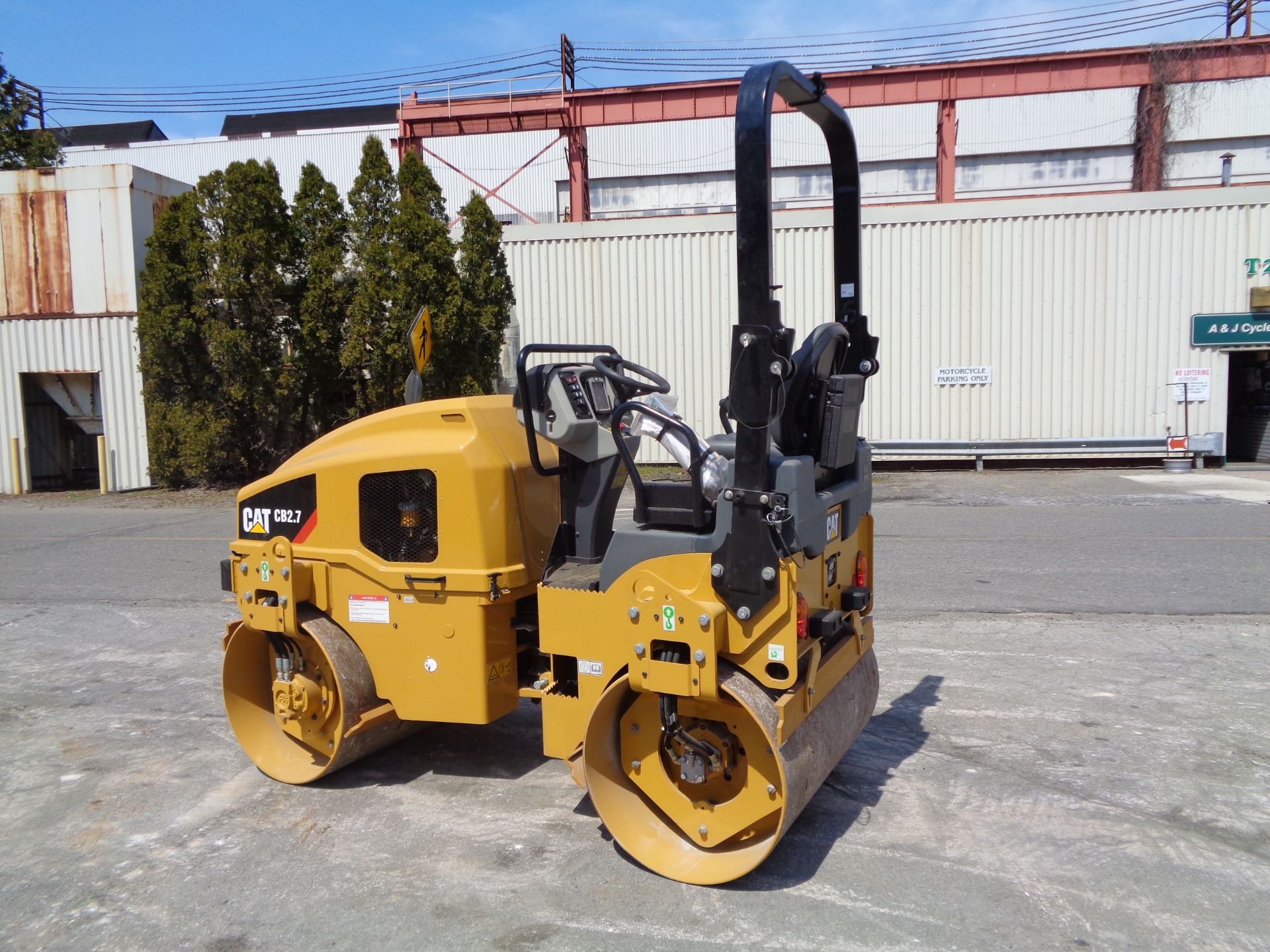 UNUSED New Caterpillar CB2.7 Double Drum Vibrating Roller Compactor - Only 2 Hrs - Image 10 of 11