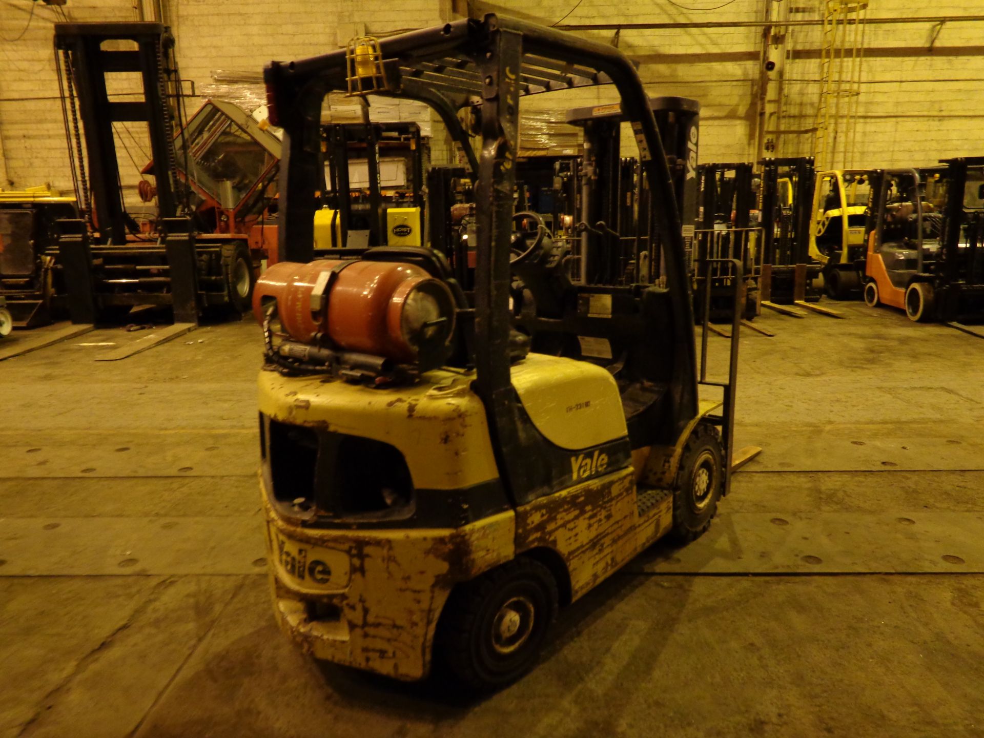 2006 YALE GLP040SVXNUSE080 FORKLIFT 4,000 lbs - Triple Mast - Image 9 of 17