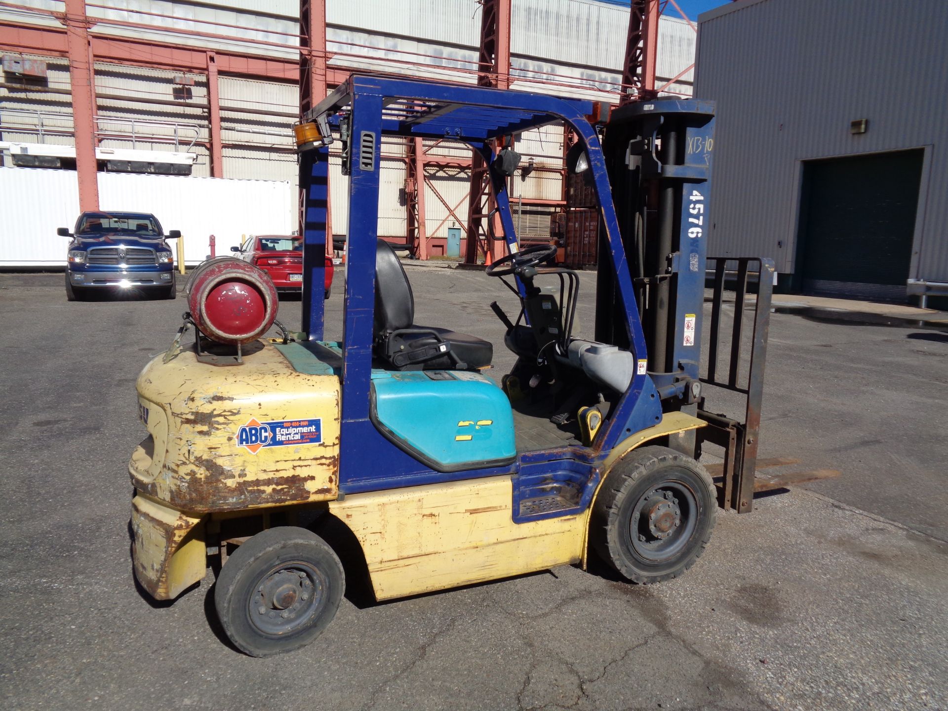 KOMATSU FG25T-12 5,000 lbs Forklift - Triple Mast - Side Shift - Image 4 of 21