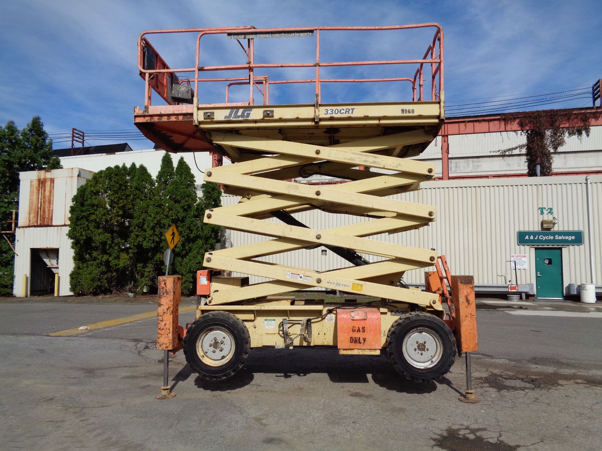 JLG 330CRT- Scissor Man Aerial Lift -Dual Fuel -33ft height