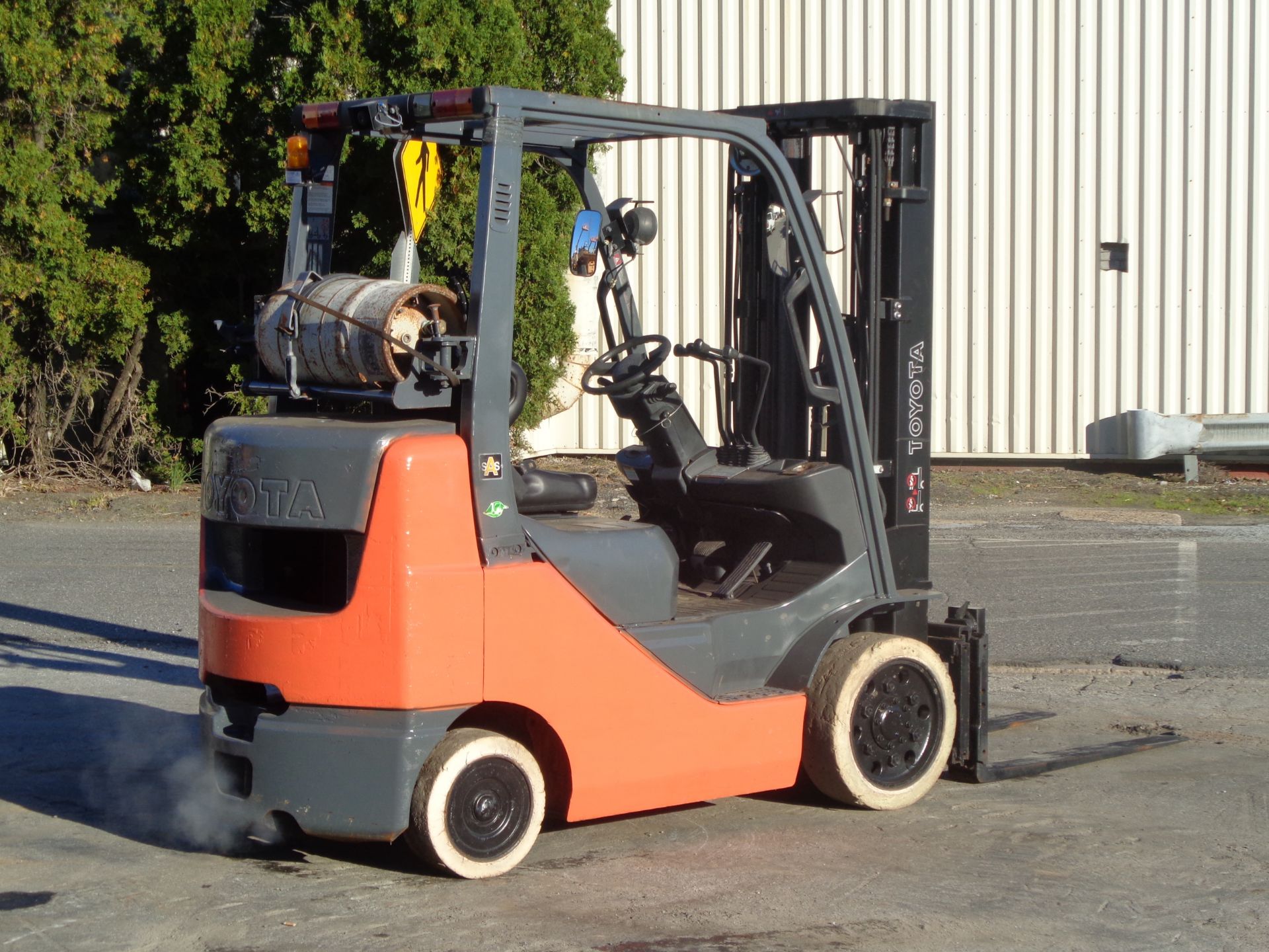 Toyota Forklift 8FGC025 5,000 lbs -Triple Mast - Side Shift - Image 4 of 20