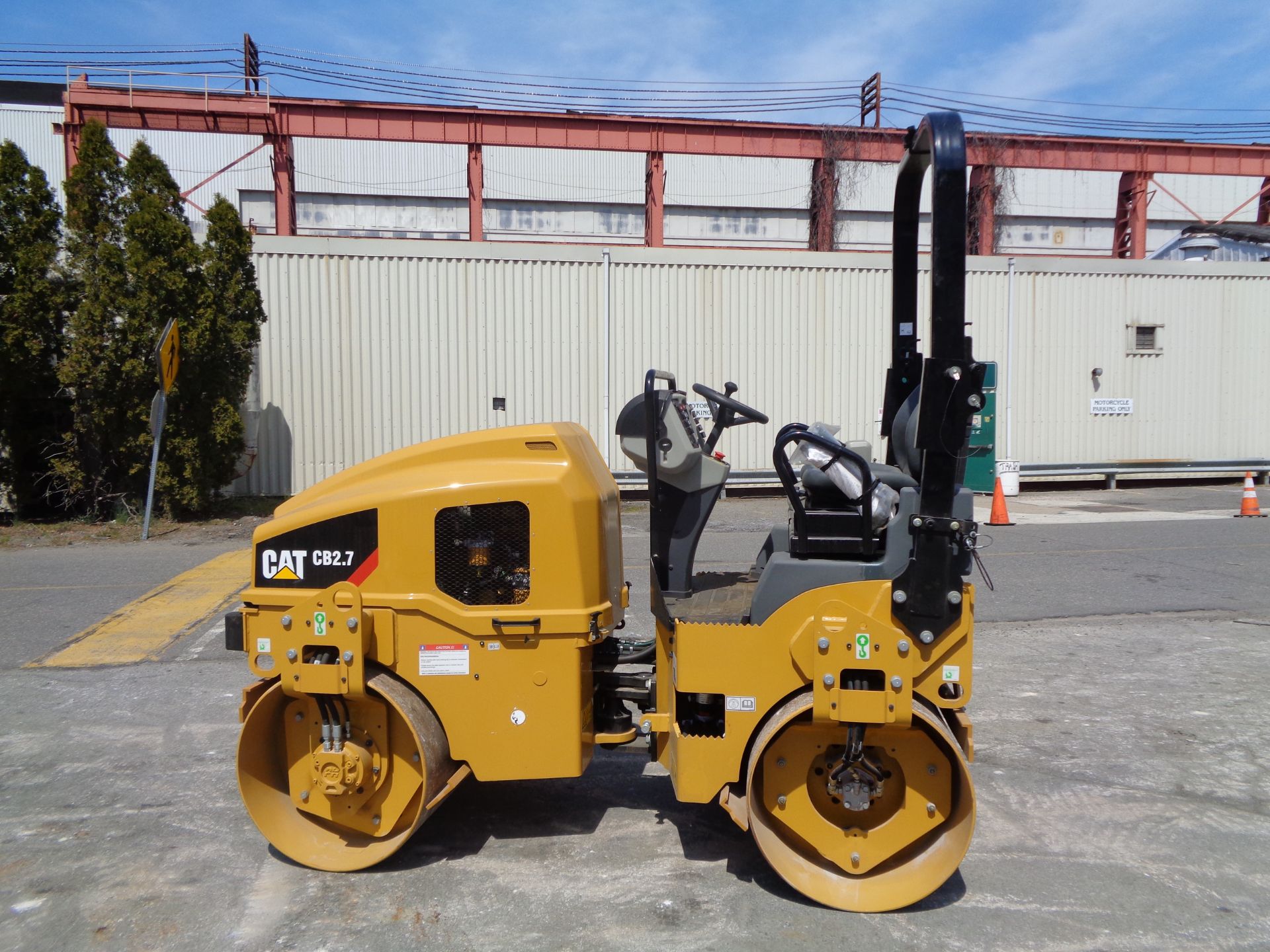 UNUSED New Caterpillar CB2.7 Double Drum Vibrating Roller Compactor - Only 2 Hrs