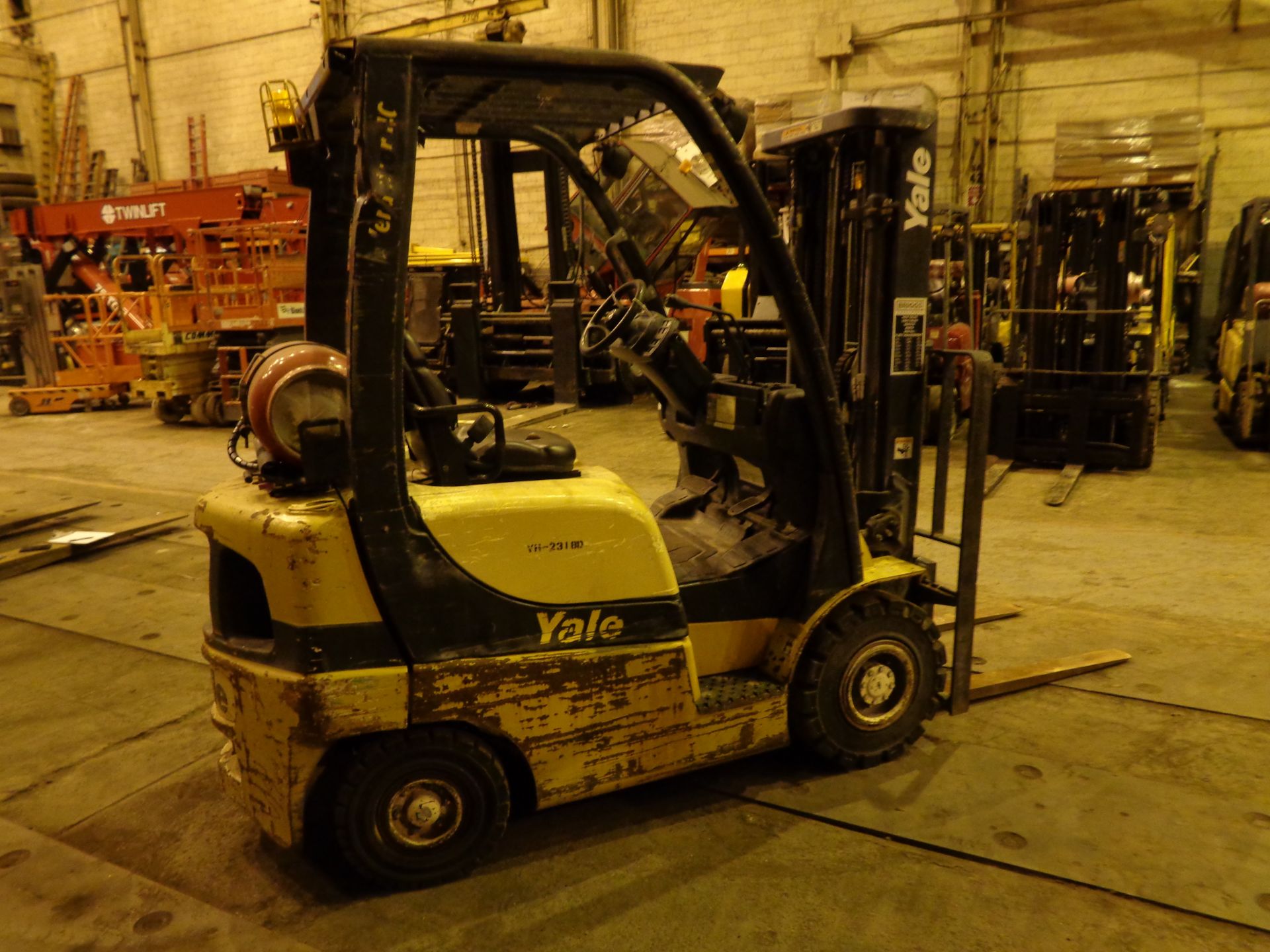 2006 YALE GLP040SVXNUSE080 FORKLIFT 4,000 lbs - Triple Mast - Image 10 of 17