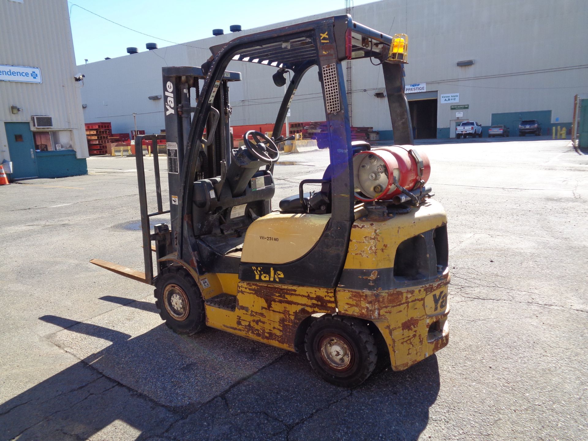 2006 YALE GLP040SVXNUSE080 FORKLIFT 4,000 lbs - Triple Mast - Image 4 of 17
