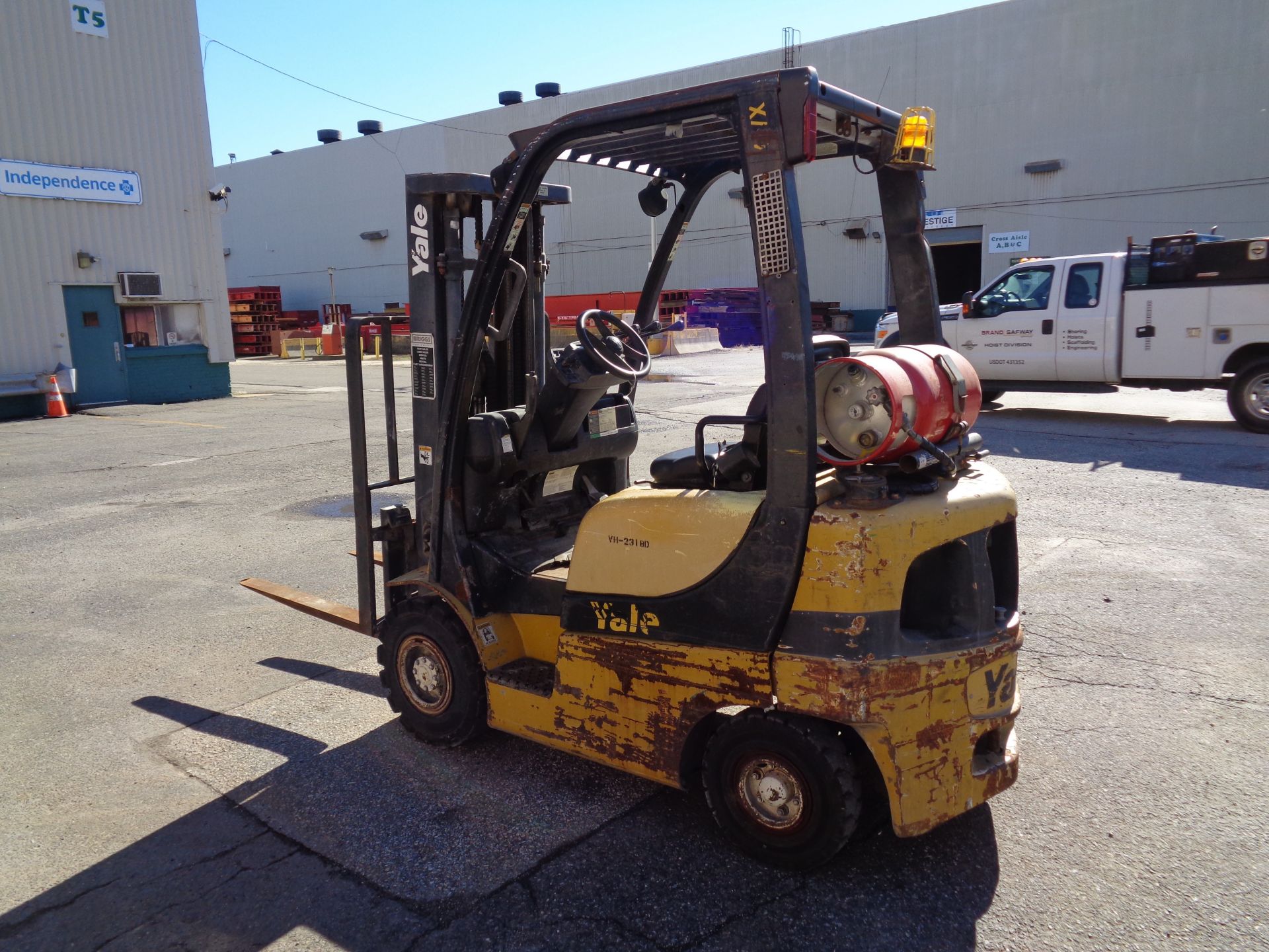 2006 YALE GLP040SVXNUSE080 FORKLIFT 4,000 lbs - Triple Mast - Image 5 of 17