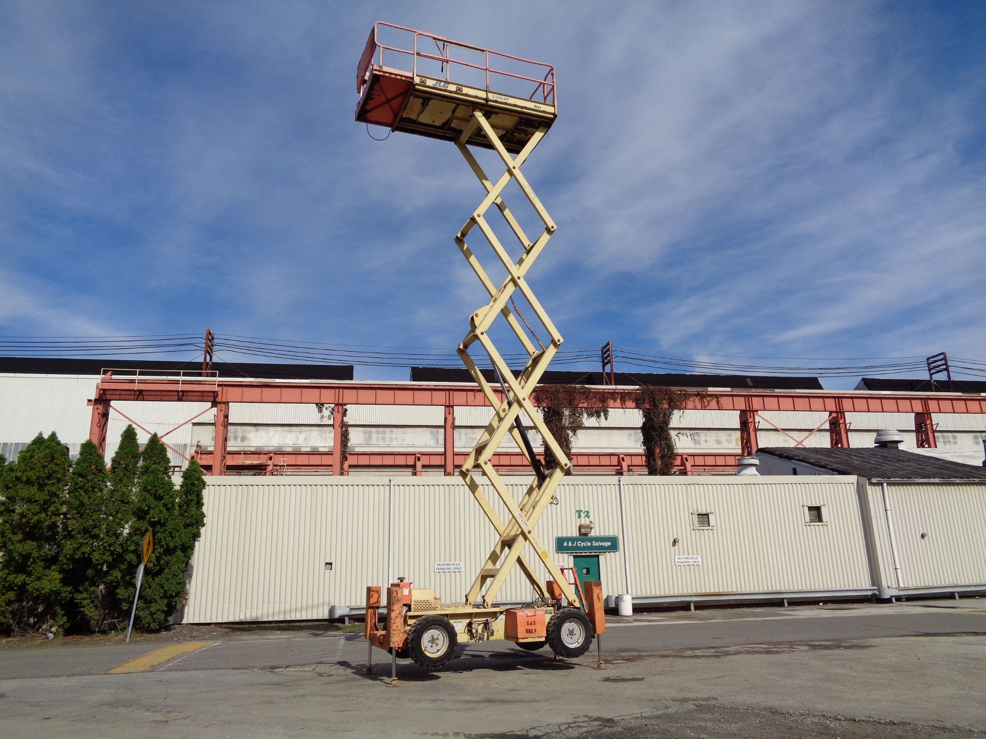 JLG 330CRT- Scissor Man Aerial Lift -Dual Fuel -33ft height - Image 3 of 22