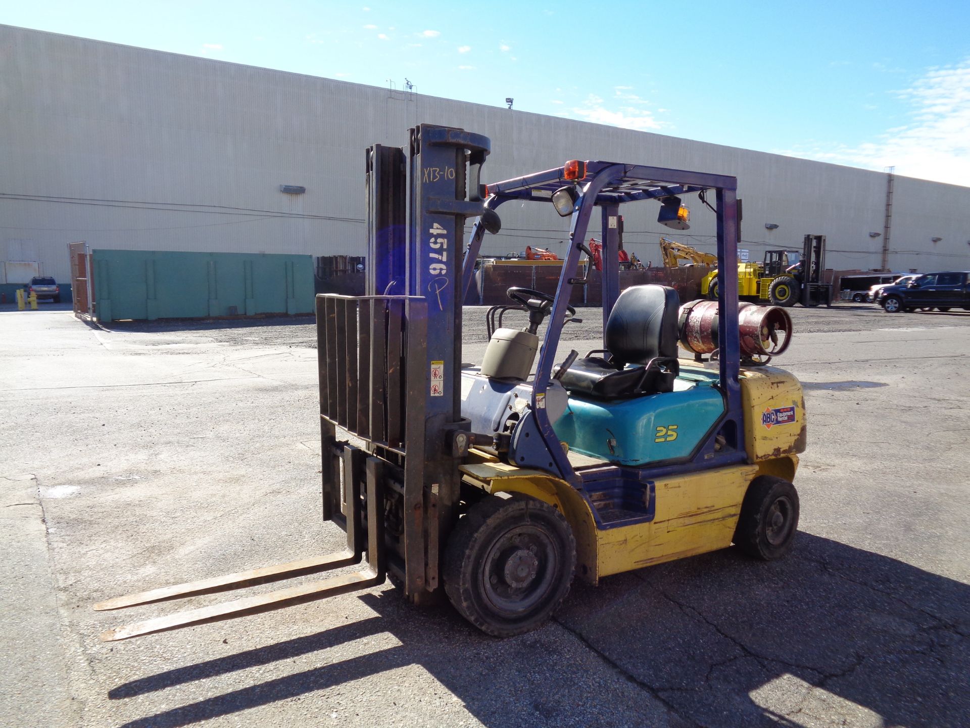 KOMATSU FG25T-12 5,000 lbs Forklift - Triple Mast - Side Shift - Image 2 of 21