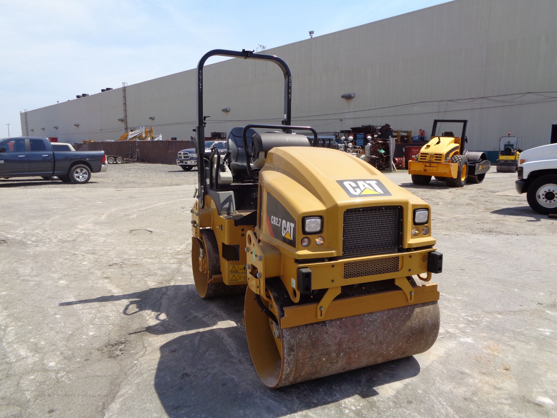 UNUSED New Caterpillar CB2.7 Double Drum Vibrating Roller Compactor - Only 2 Hrs - Image 7 of 11