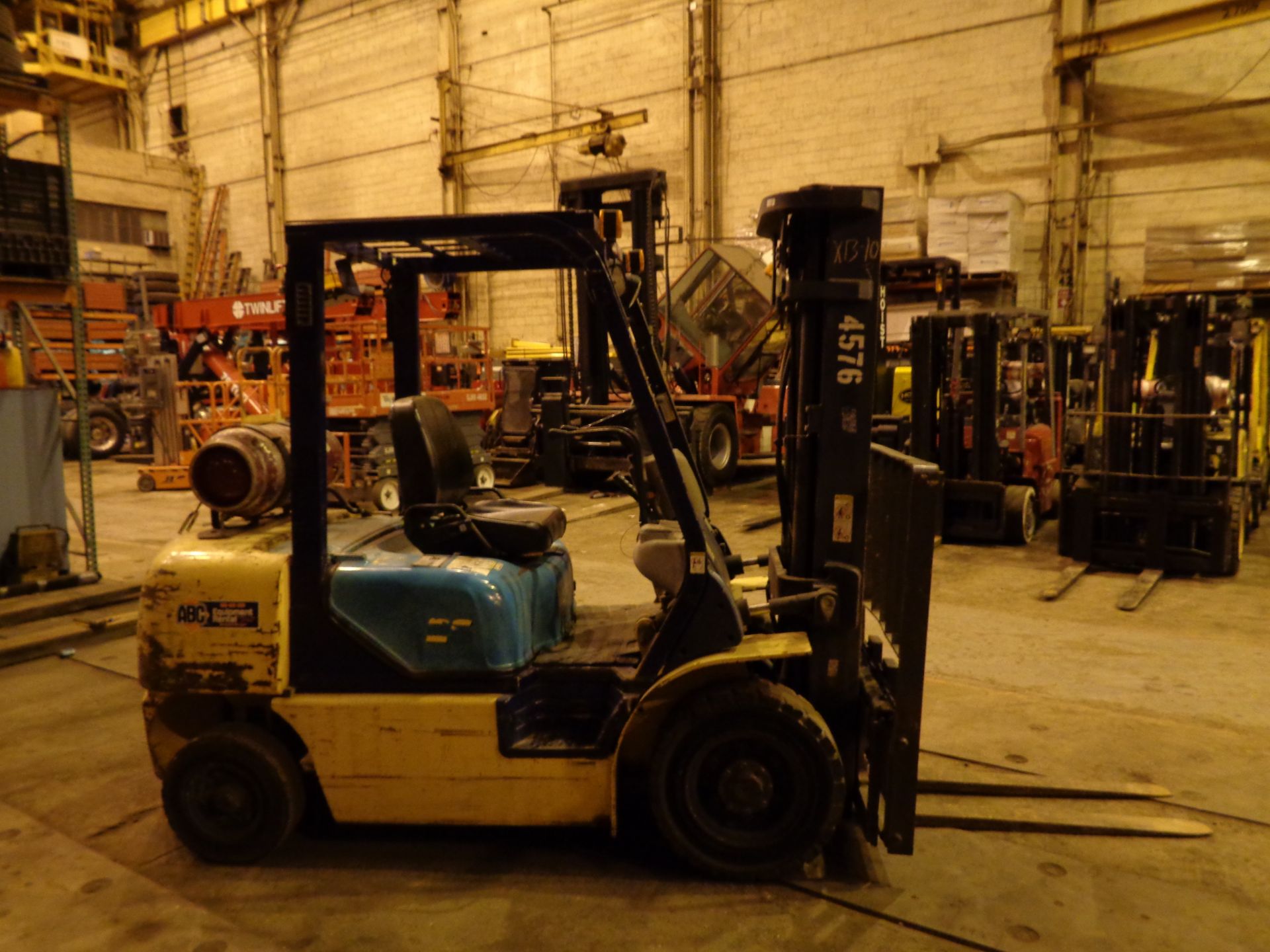 KOMATSU FG25T-12 5,000 lbs Forklift - Triple Mast - Side Shift - Image 14 of 21