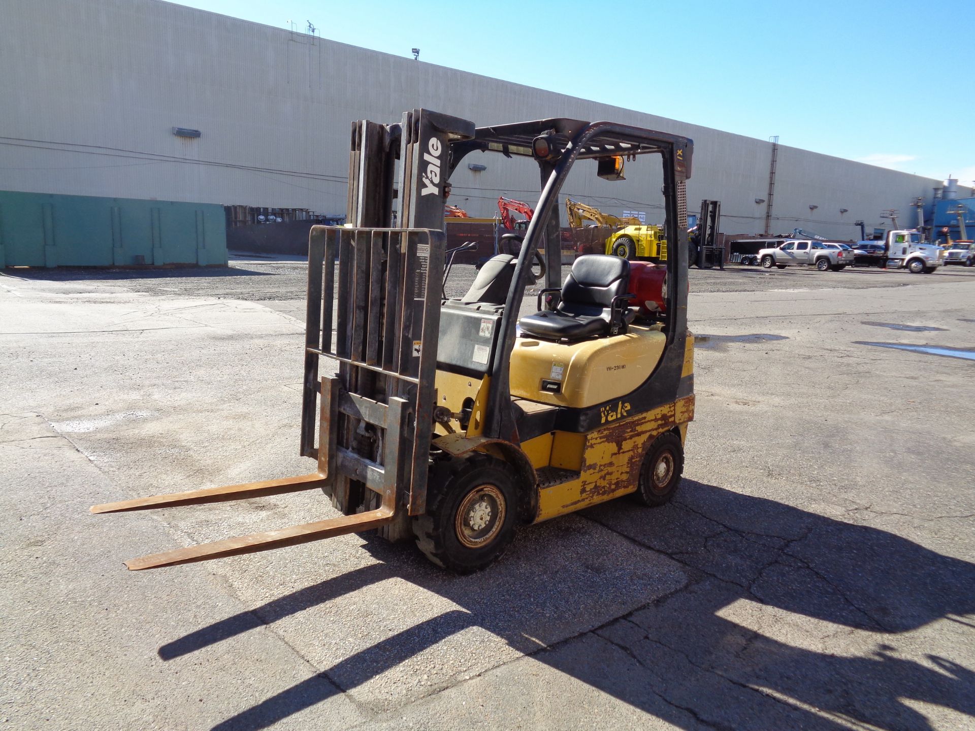 2006 YALE GLP040SVXNUSE080 FORKLIFT 4,000 lbs - Triple Mast - Image 3 of 17