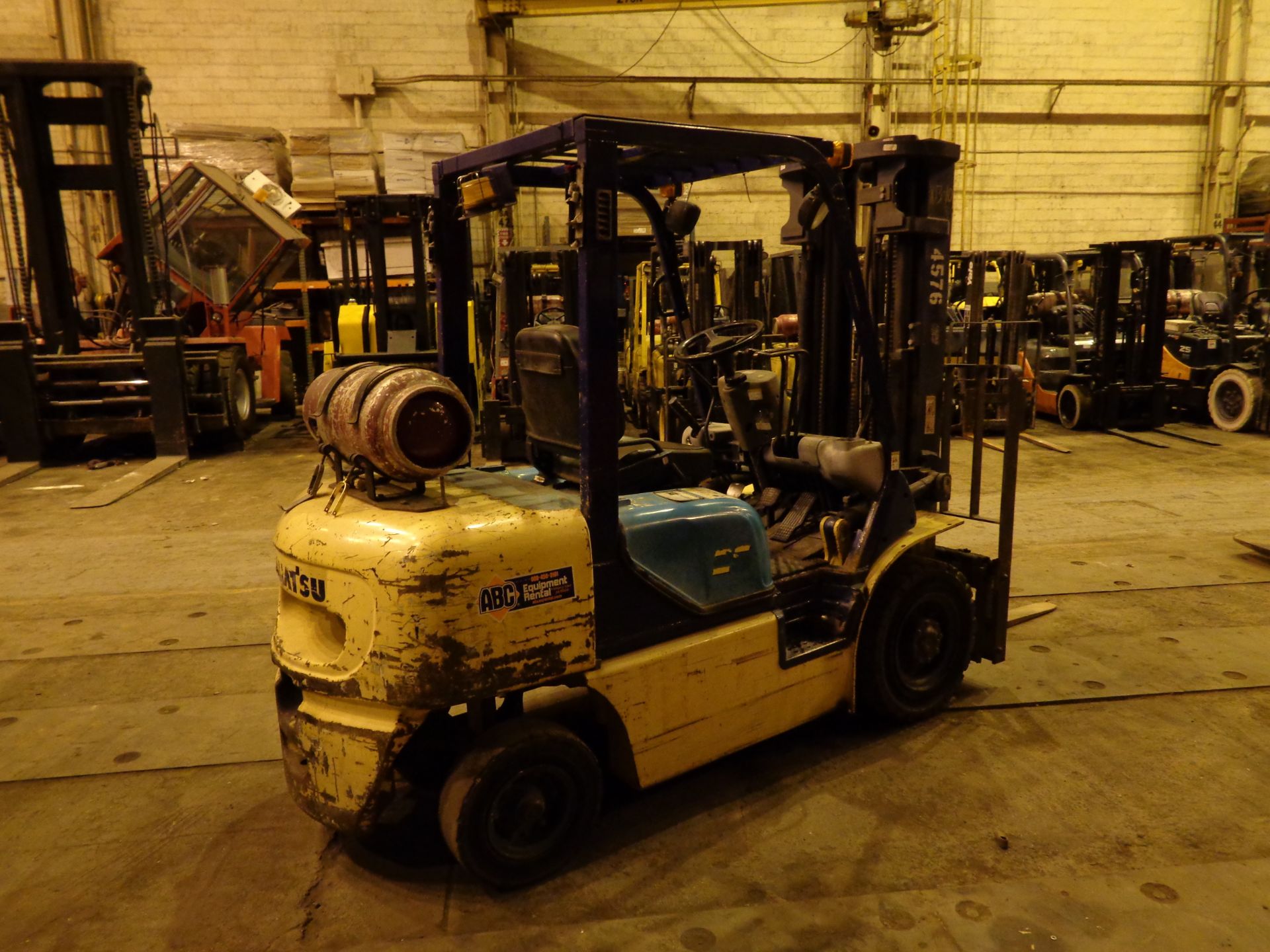 KOMATSU FG25T-12 5,000 lbs Forklift - Triple Mast - Side Shift - Image 12 of 21