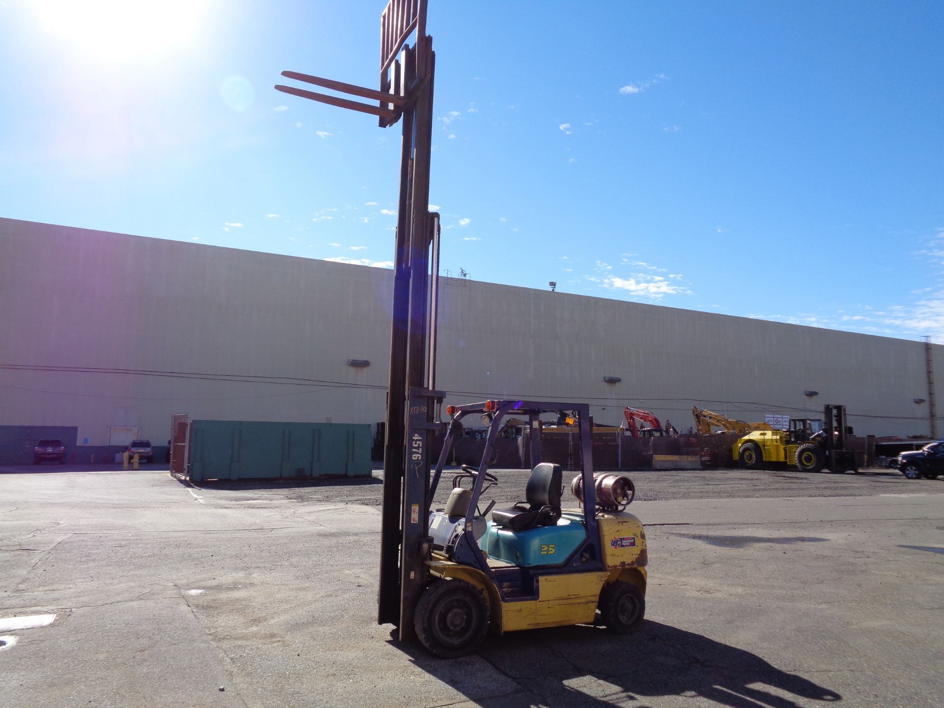 KOMATSU FG25T-12 5,000 lbs Forklift - Triple Mast - Side Shift - Image 11 of 21