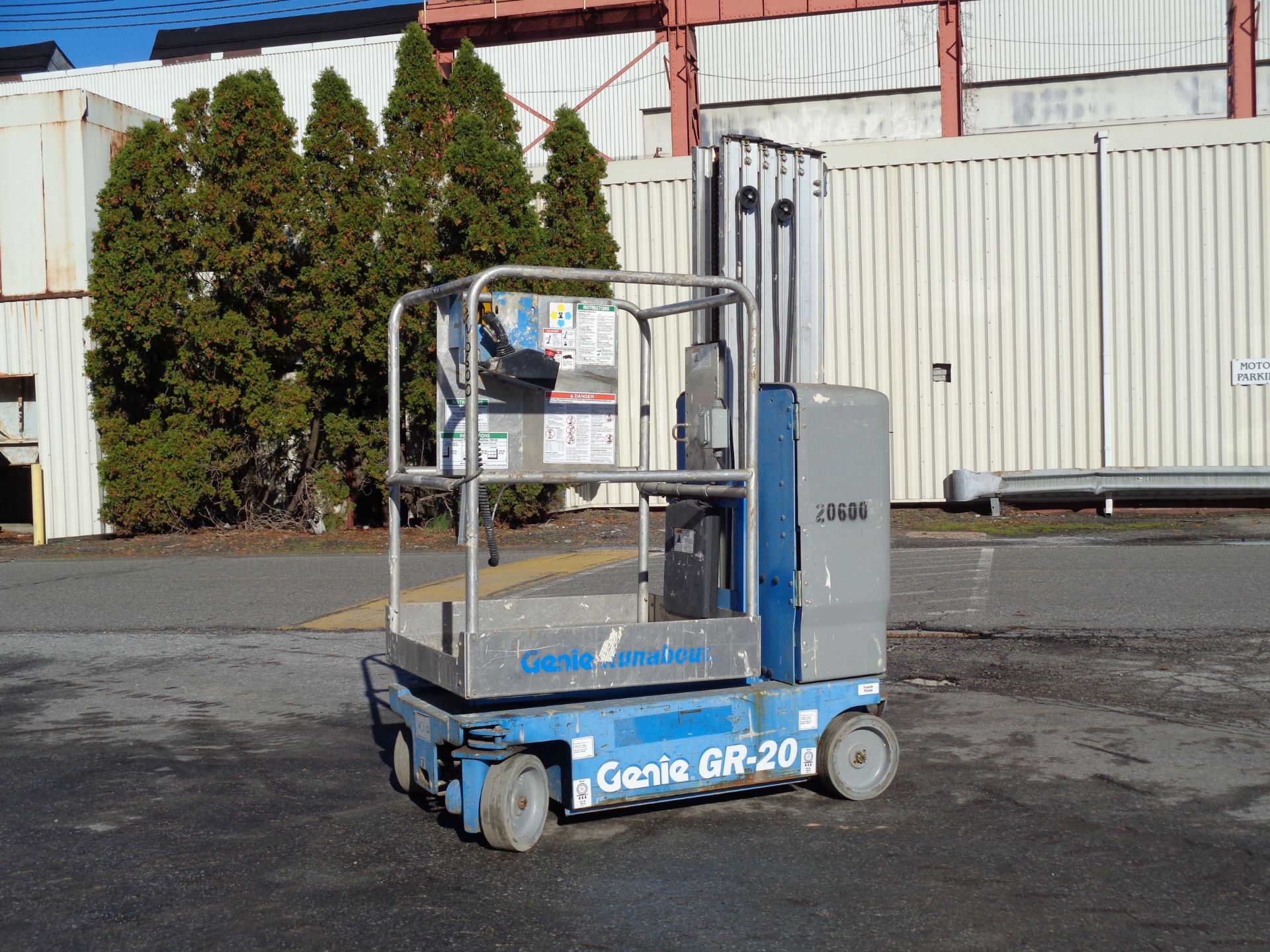 GENIE GR20 ELECTRIC PERSONAL LIFT - Image 26 of 28