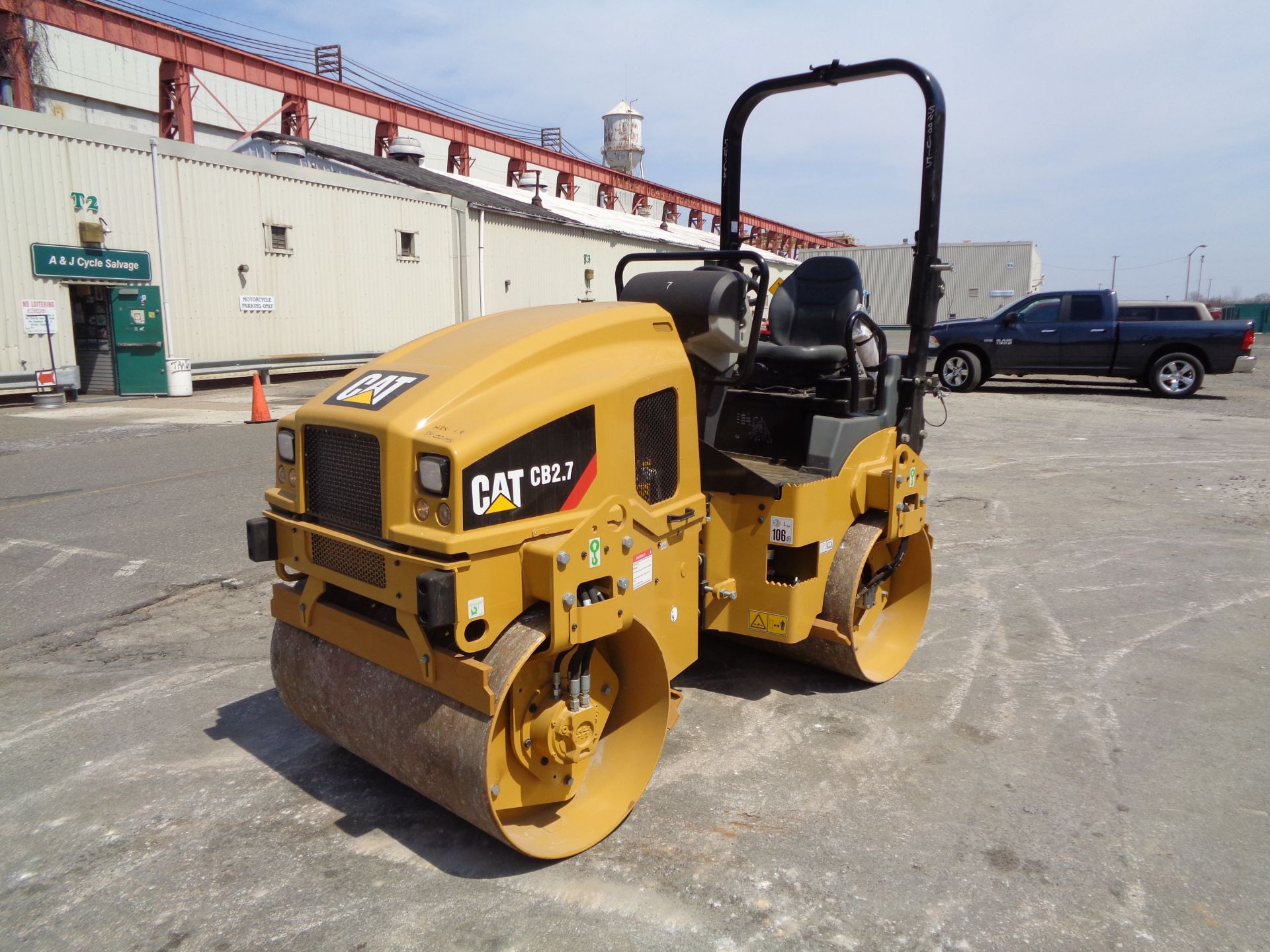 UNUSED New Caterpillar CB2.7 Double Drum Vibrating Roller Compactor - Only 2 Hrs - Image 8 of 11