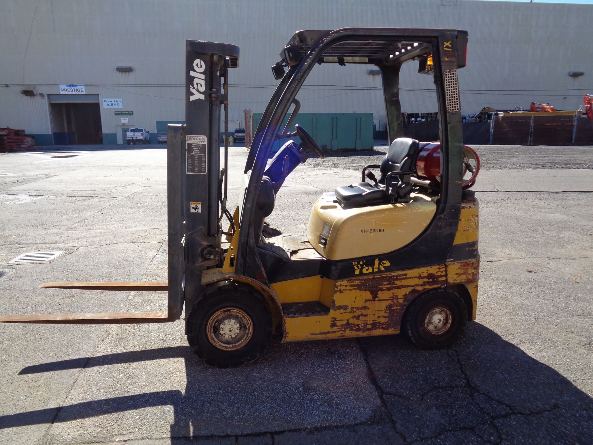 2006 YALE GLP040SVXNUSE080 FORKLIFT 4,000 lbs - Triple Mast - Image 2 of 17