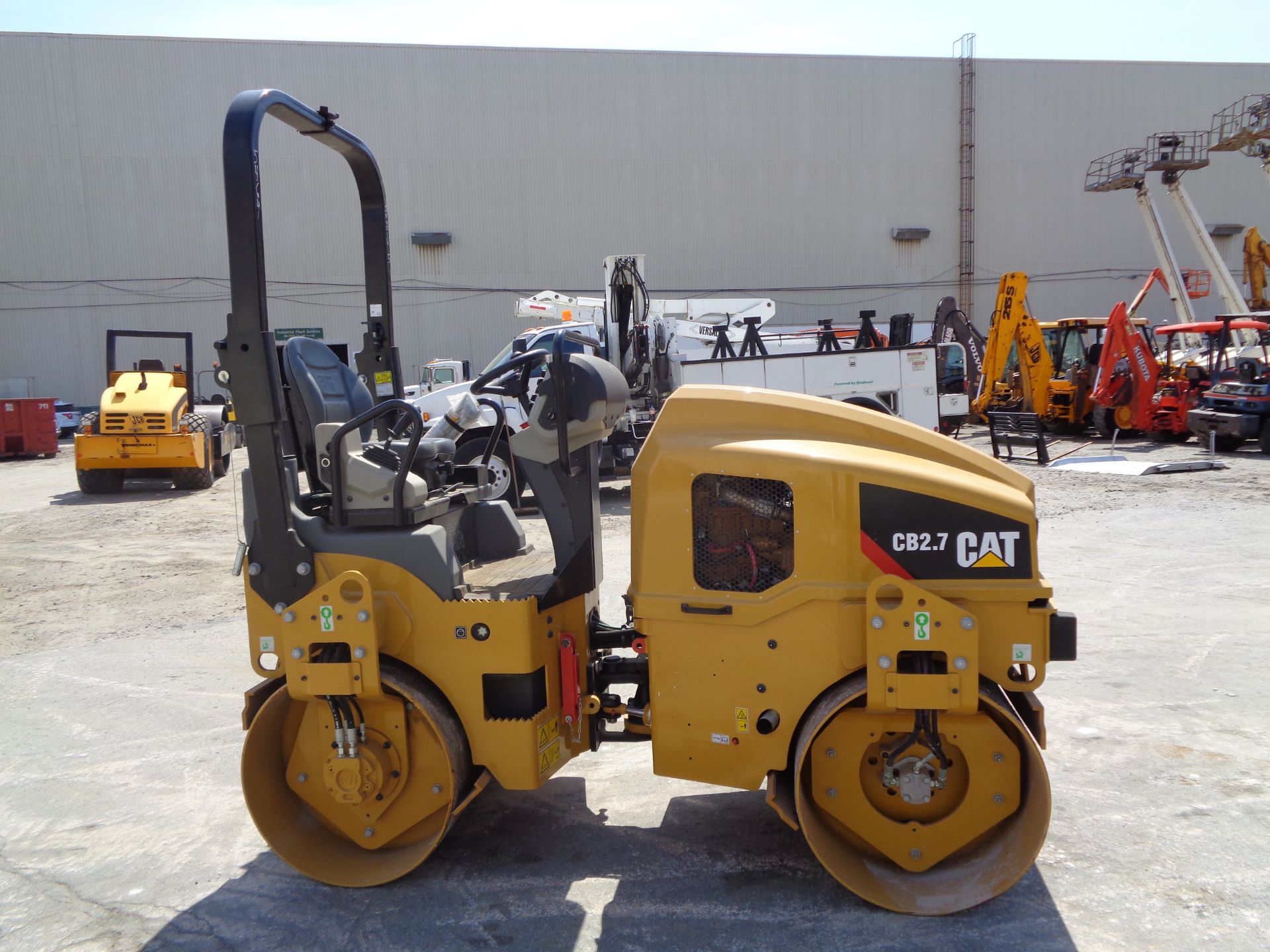 UNUSED New Caterpillar CB2.7 Double Drum Vibrating Roller Compactor - Only 2 Hrs - Image 5 of 11