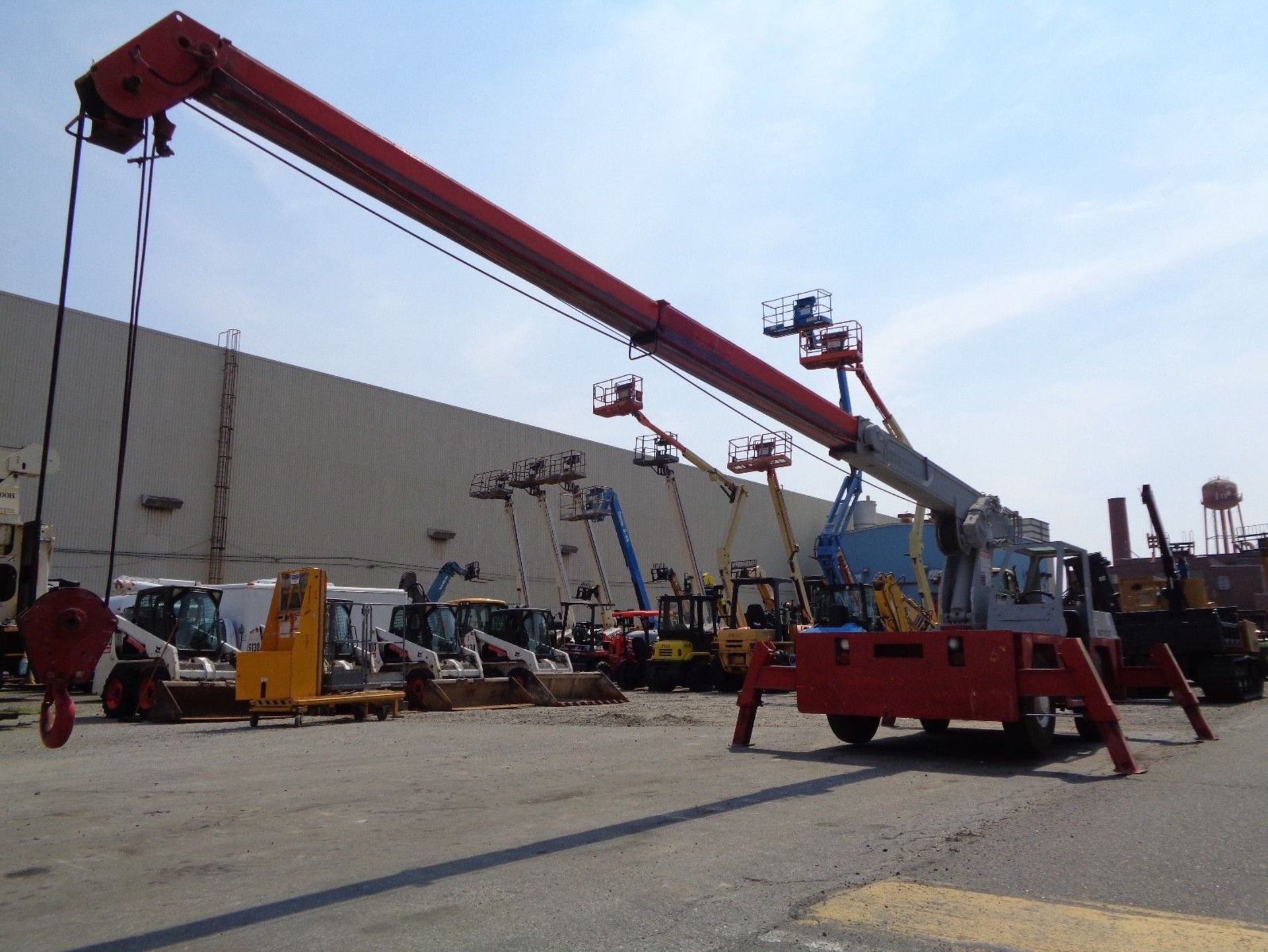 Shuttlelift 3330ELB Carry Deck Hydraulic Crane -17,000 lbs - Diesel - Image 9 of 11