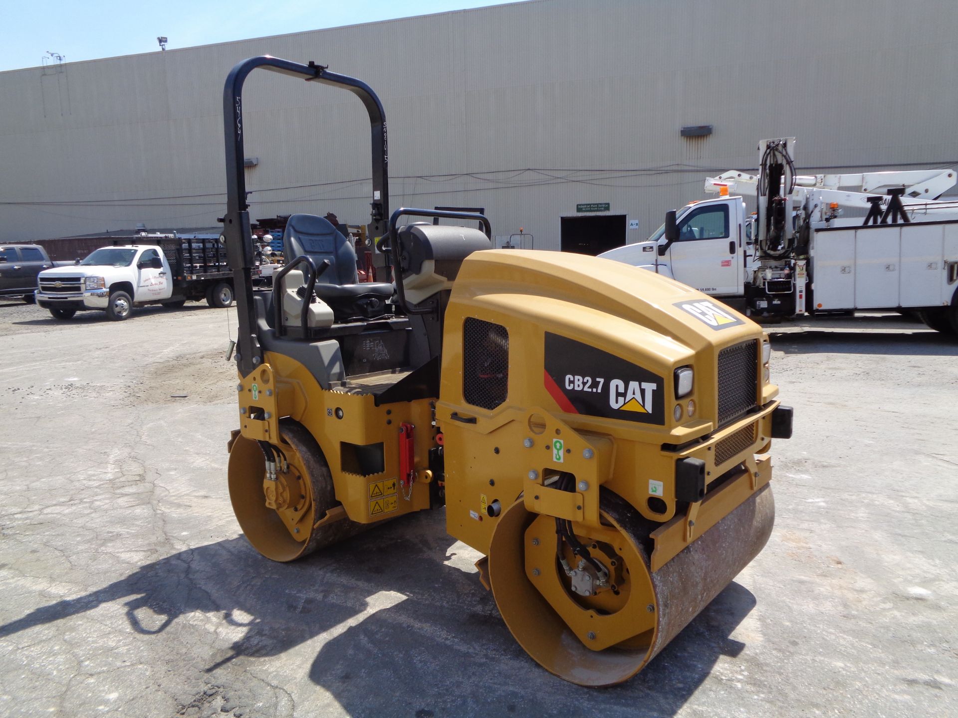 UNUSED New Caterpillar CB2.7 Double Drum Vibrating Roller Compactor - Only 2 Hrs - Image 6 of 11