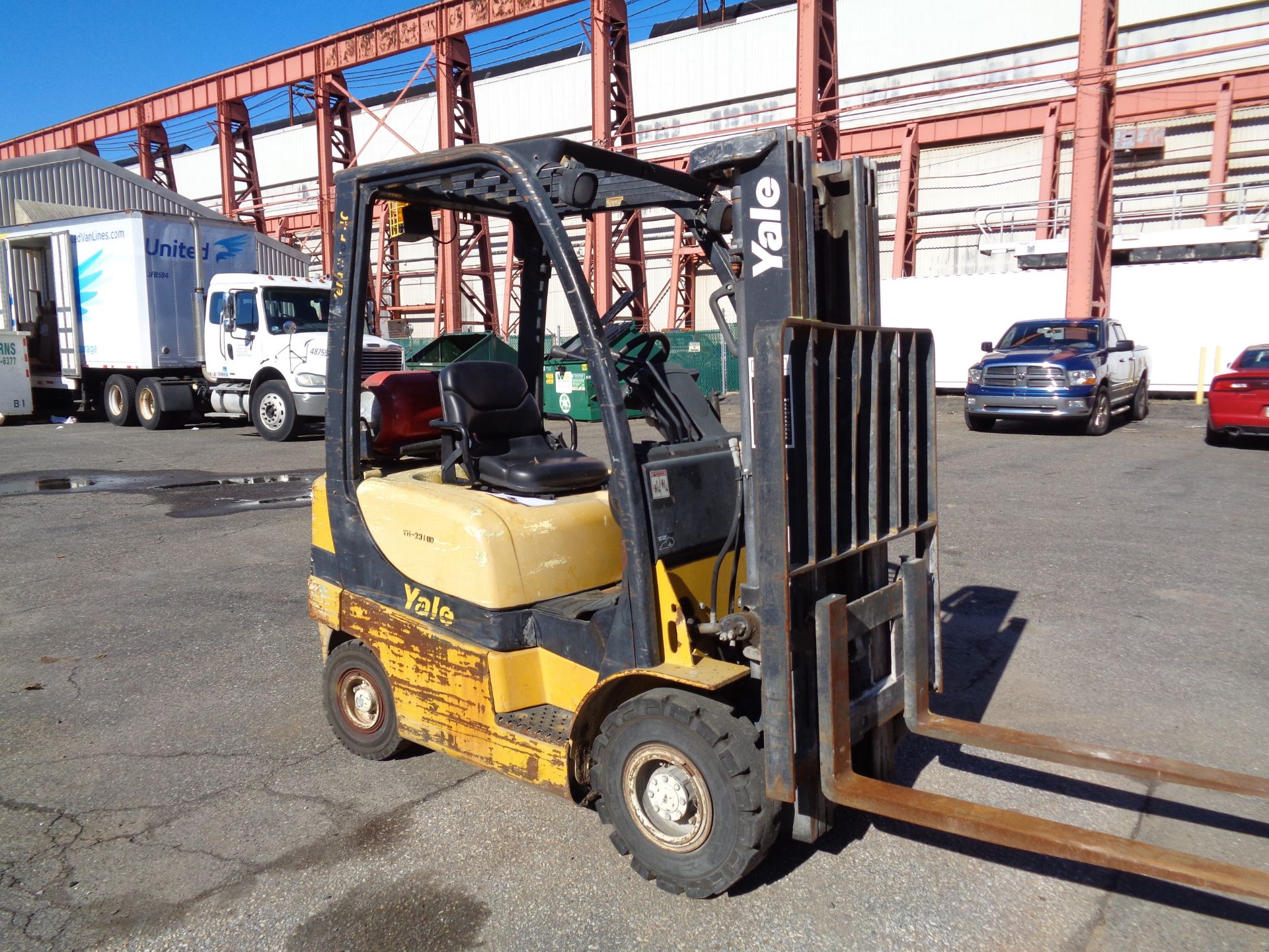 2006 YALE GLP040SVXNUSE080 FORKLIFT 4,000 lbs - Triple Mast - Image 7 of 17