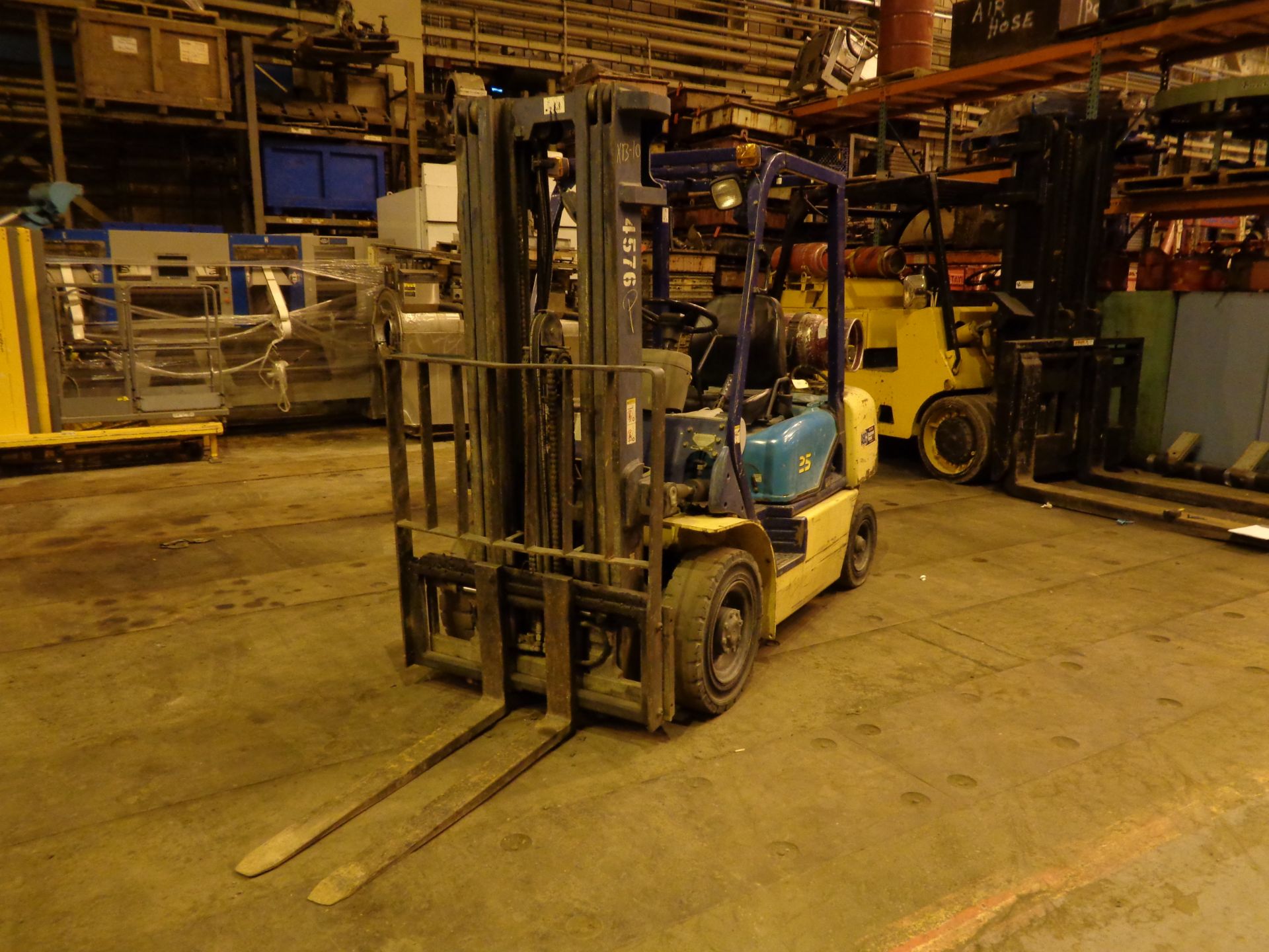 KOMATSU FG25T-12 5,000 lbs Forklift - Triple Mast - Side Shift - Image 17 of 21