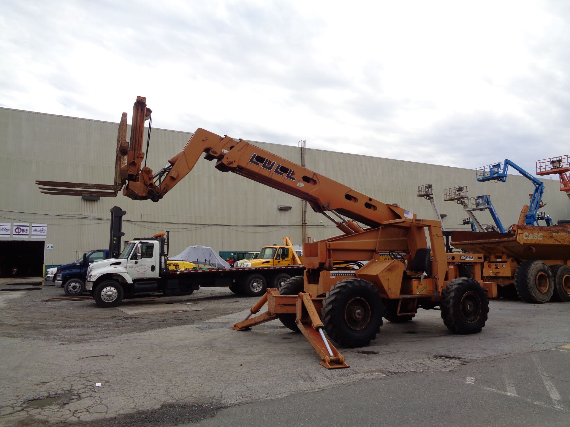 Highlander Lull 1044B Telescopic Forklift - 10,000 lbs - Image 13 of 33