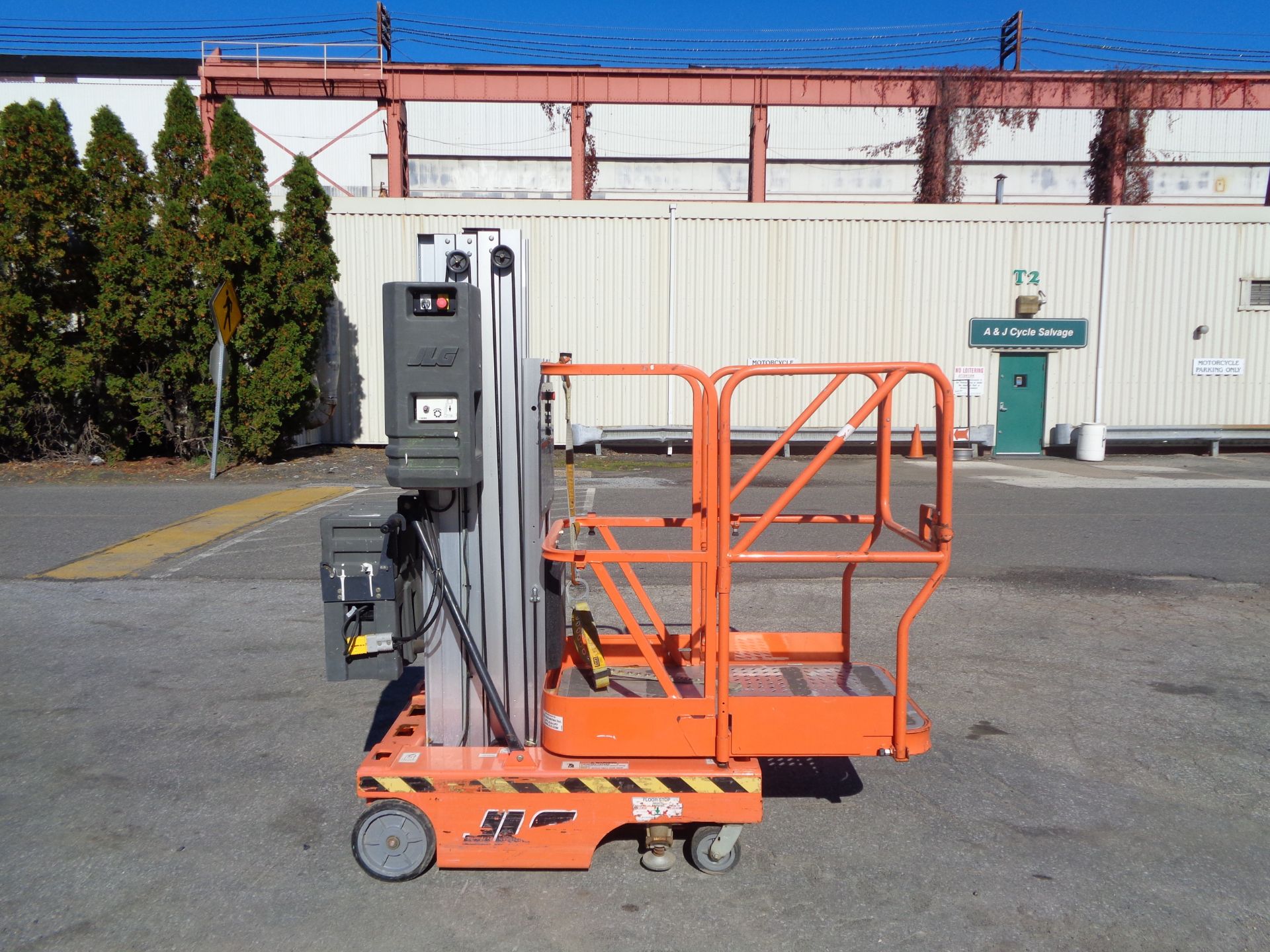 JLG 12SP 500LB -Electric Personal Man Aerial Lift - 12ft Height