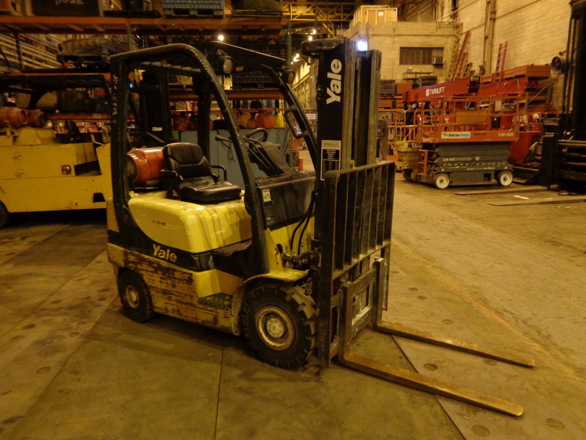 2006 YALE GLP040SVXNUSE080 FORKLIFT 4,000 lbs - Triple Mast - Image 12 of 17