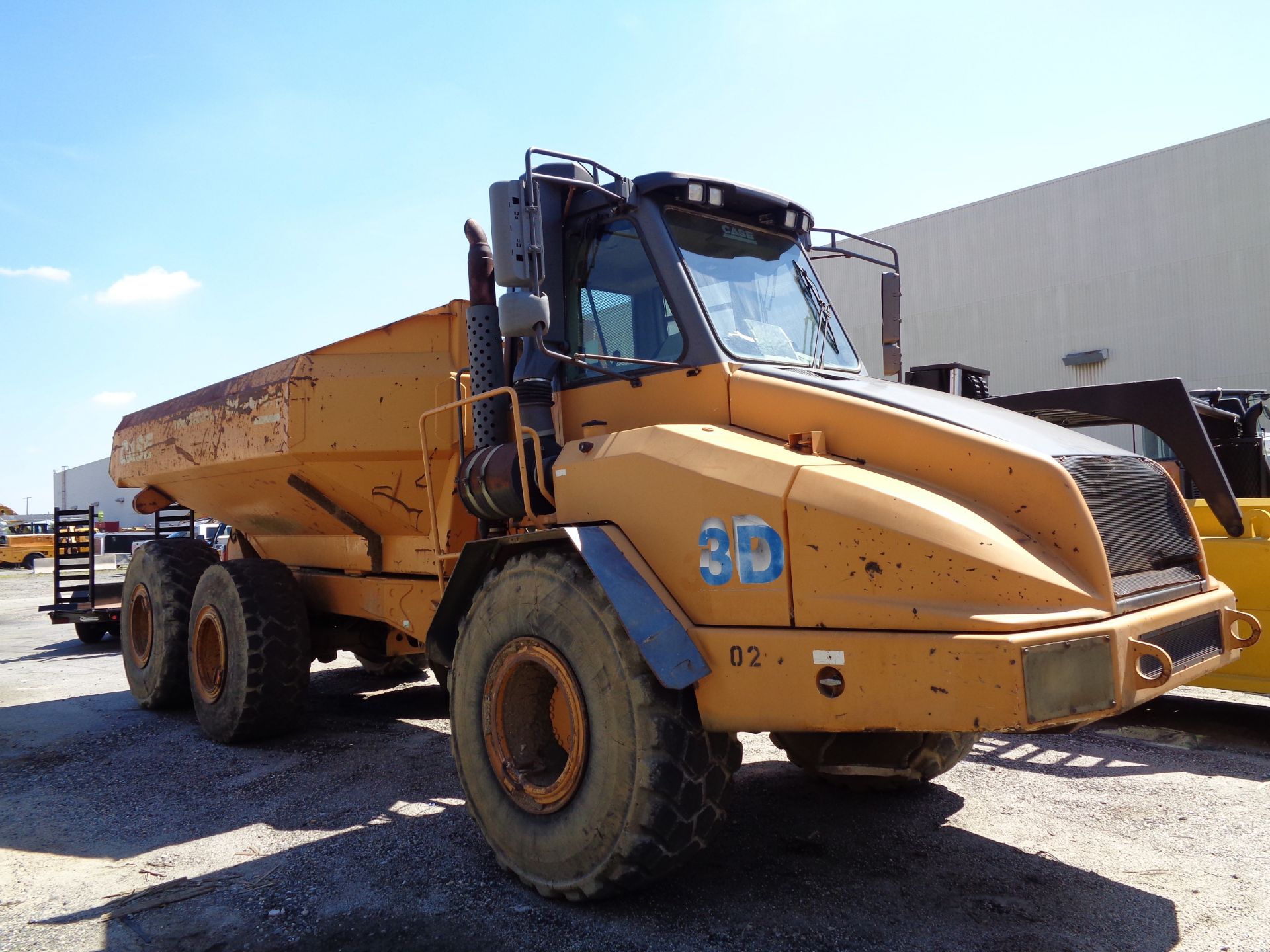 Case 330 Articulating Dump Truck - Image 2 of 6