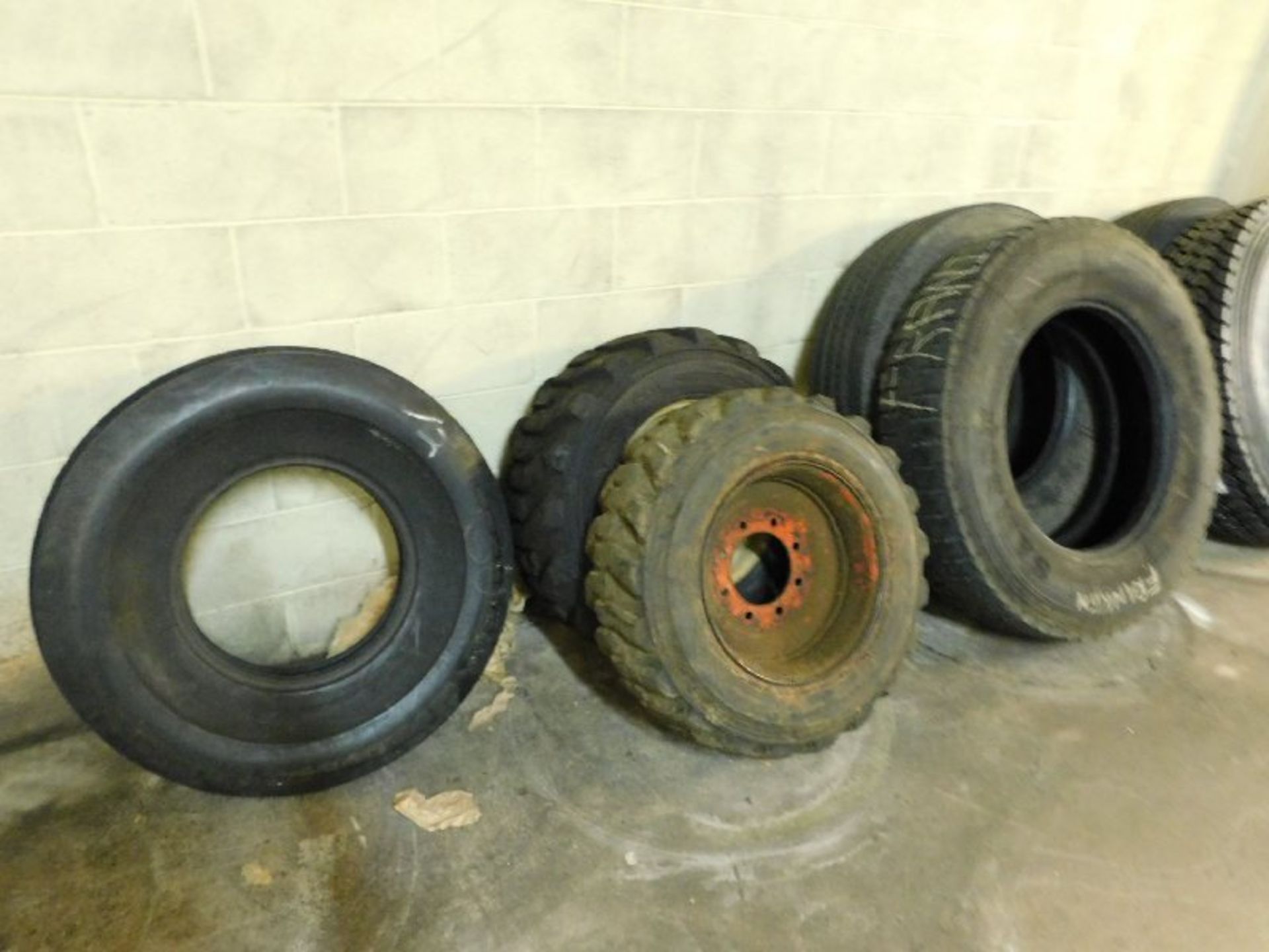 All Truck Tires in Room Used and Retread, Assorted Size and Types, (2) 9R22.5 Retreads, (1) 10.00R20 - Image 5 of 5