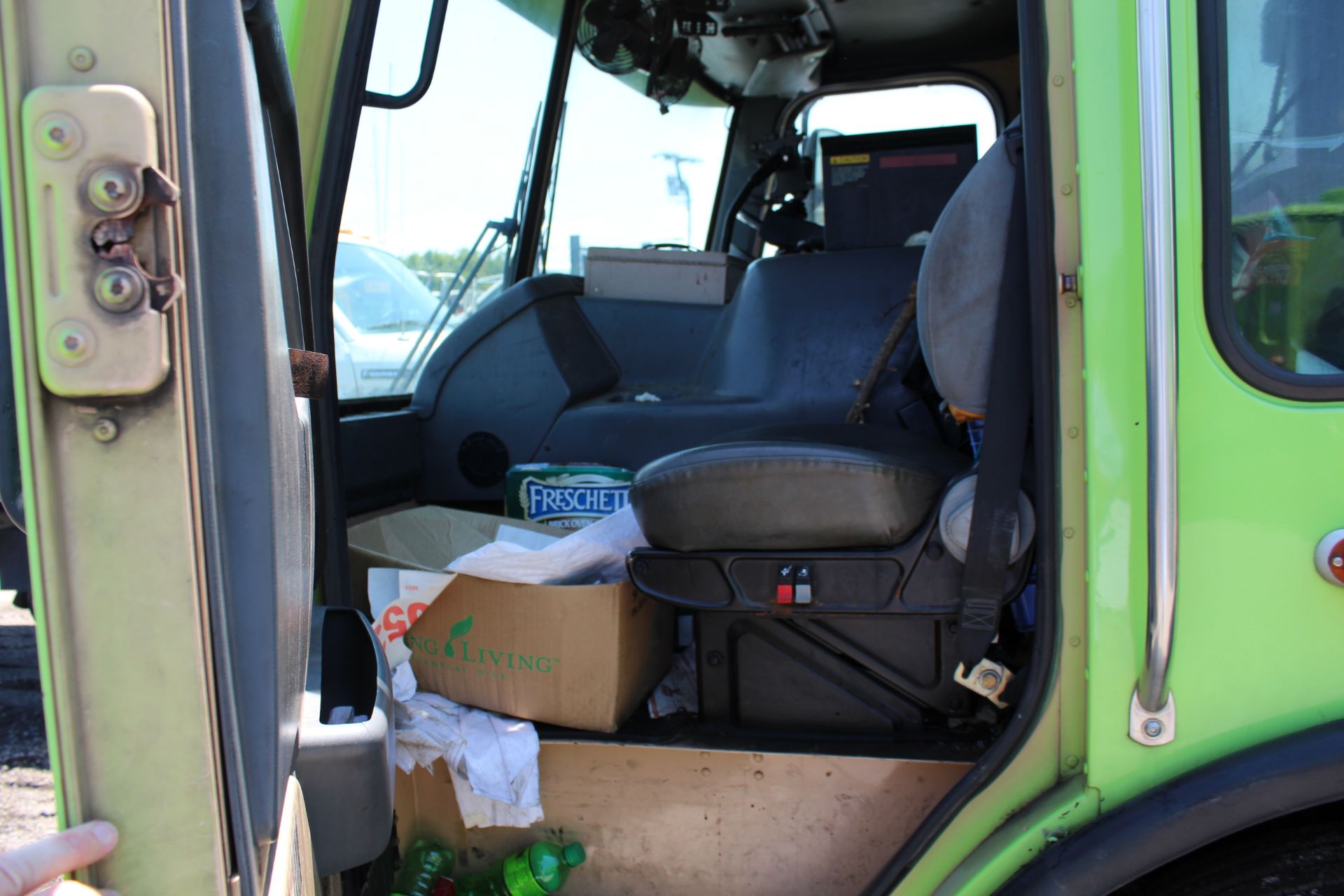 2005 Wayne 27 Yd. Curbside Loader on Sterling T-2 Low Cab Truck - Image 8 of 9