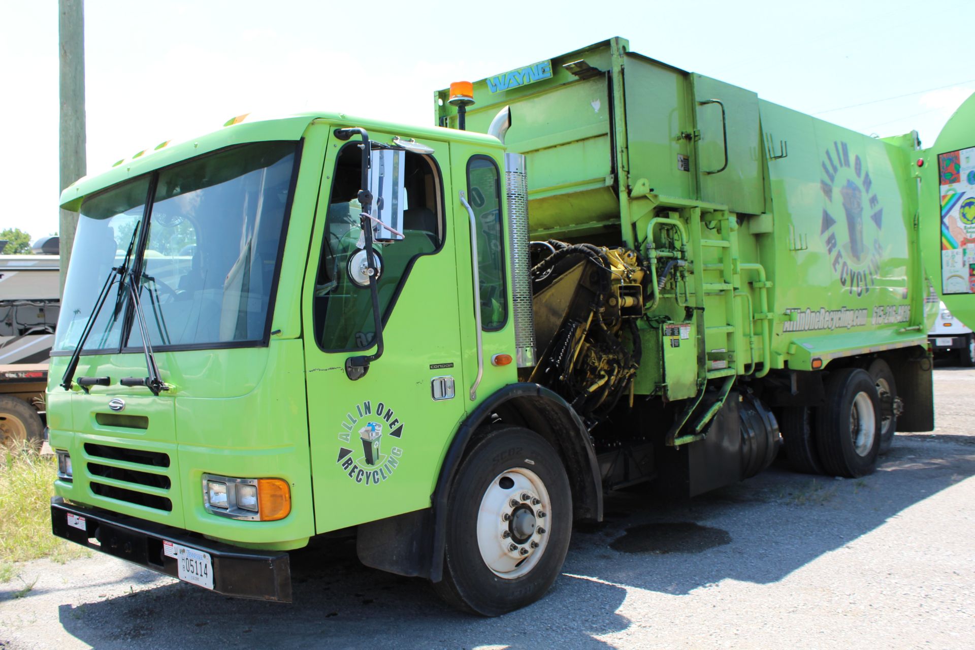 2005 Wayne 27 Yd. Curbside Loader on Sterling T-2 Low Cab Truck