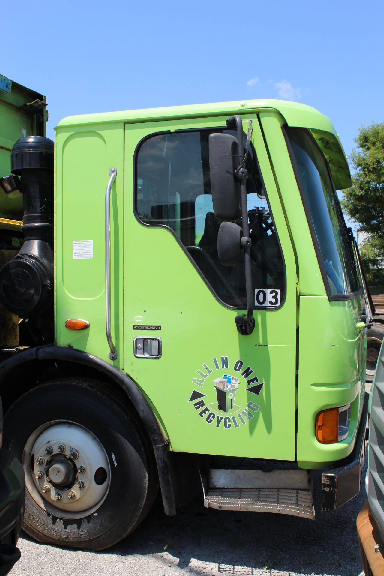 2005 Wayne 27 Yd. Curbside Loader on Sterling T-2 Low Cab Truck - Image 2 of 9