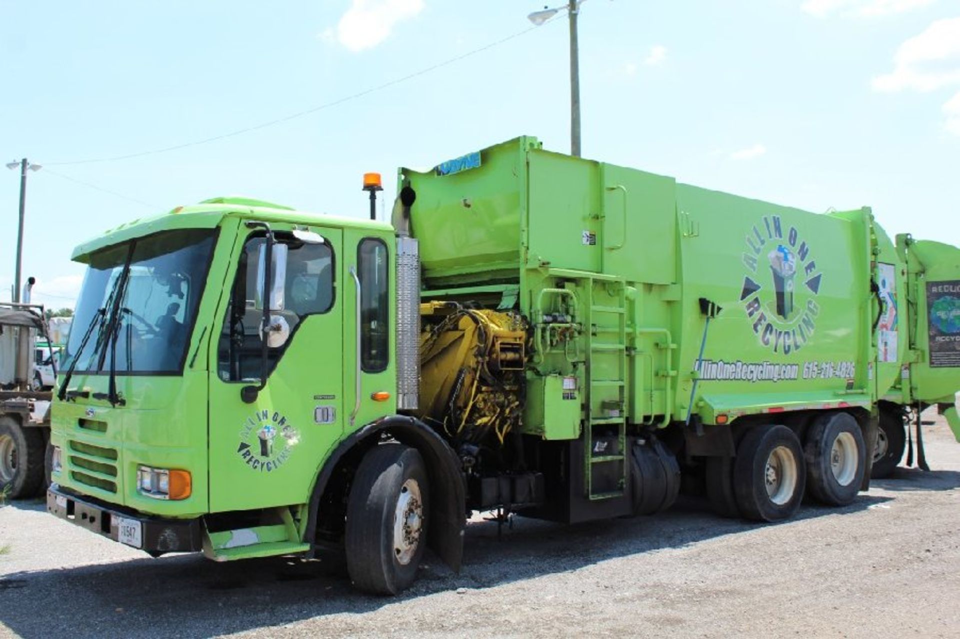 2005 Wayne 27 Yd. Curbside Loader on Sterling T-2 Low Cab Truck