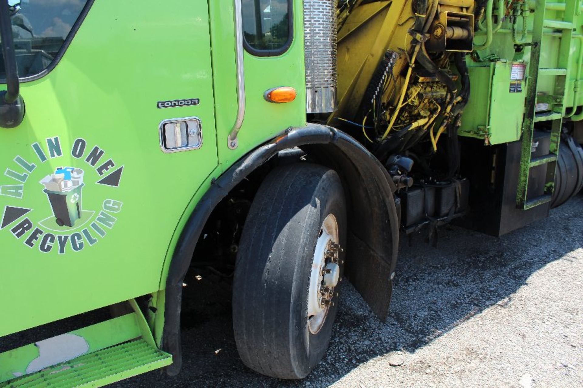 2005 Wayne 27 Yd. Curbside Loader on Sterling T-2 Low Cab Truck - Image 9 of 13