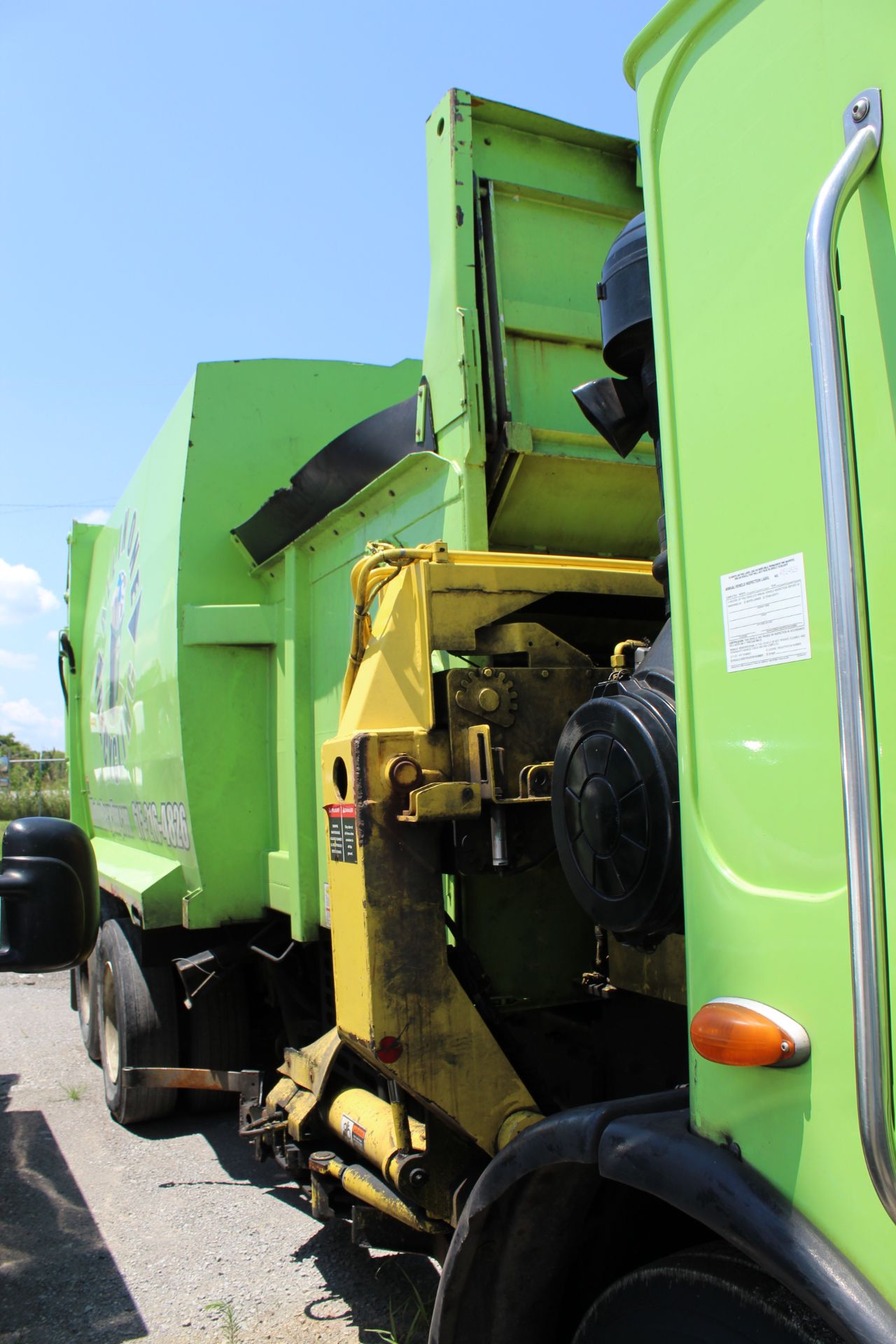 2005 Wayne 27 Yd. Curbside Loader on Sterling T-2 Low Cab Truck - Image 3 of 9