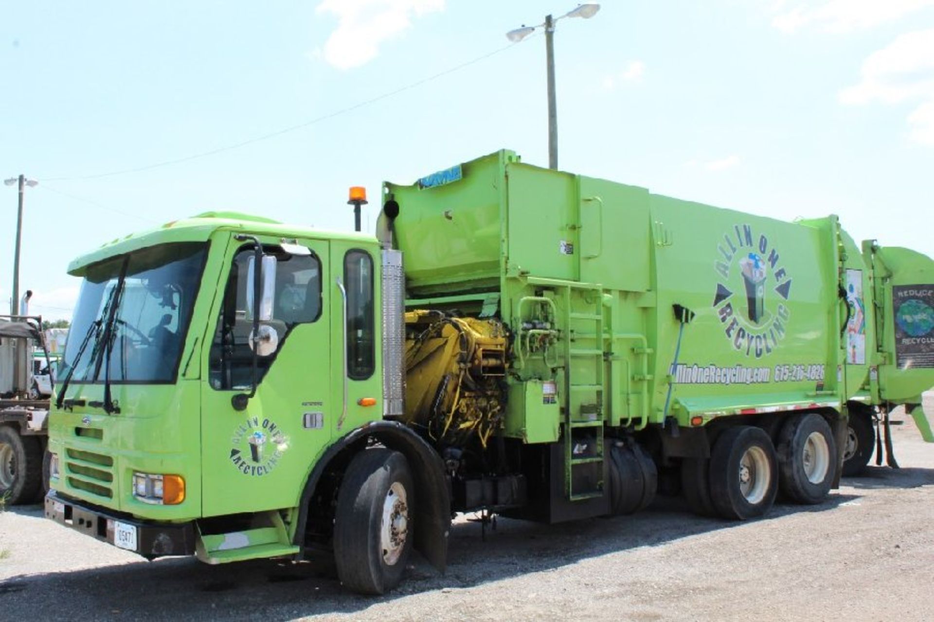 2005 Wayne 27 Yd. Curbside Loader on Sterling T-2 Low Cab Truck - Image 2 of 13