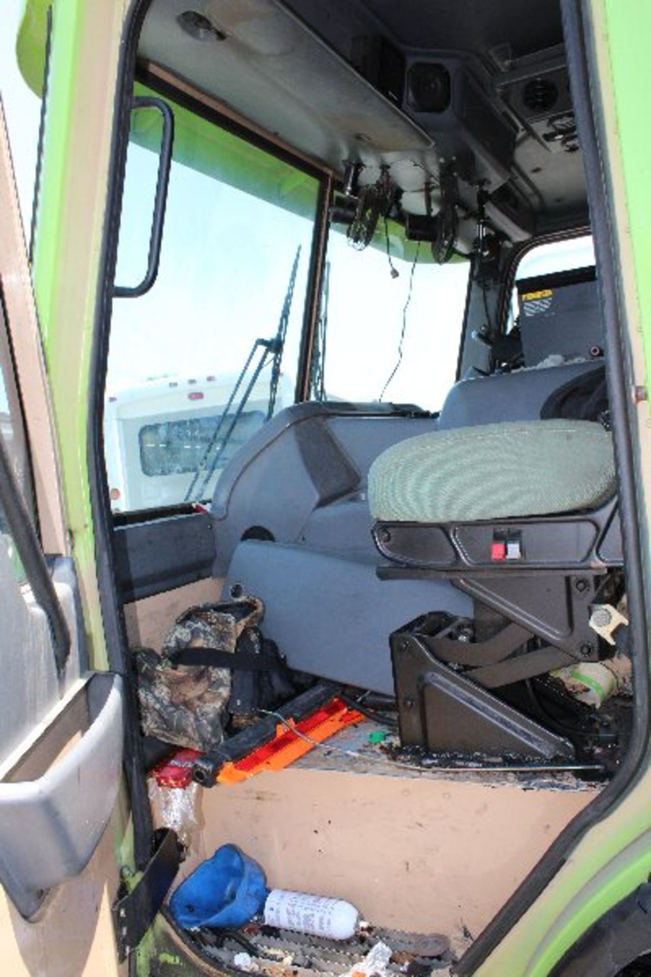 2005 Wayne 27 Yd. Curbside Loader on Sterling T-2 Low Cab Truck - Image 4 of 13