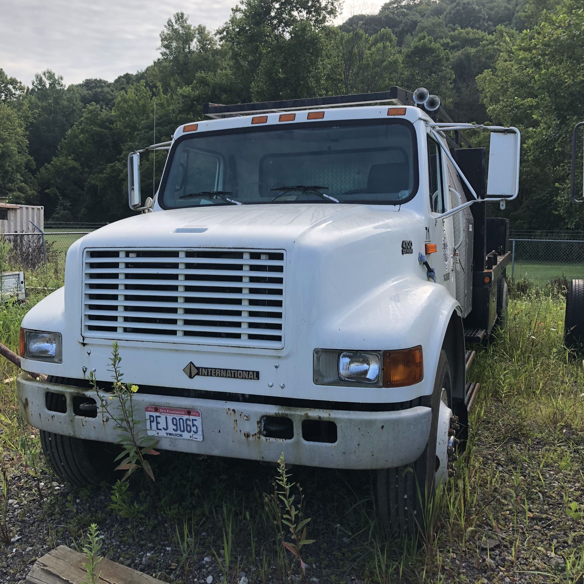 International Truck, 4700 DT466E Flatbed with material rack, Mileage: 7326, VIN: 1HTSCAAN5XH676927