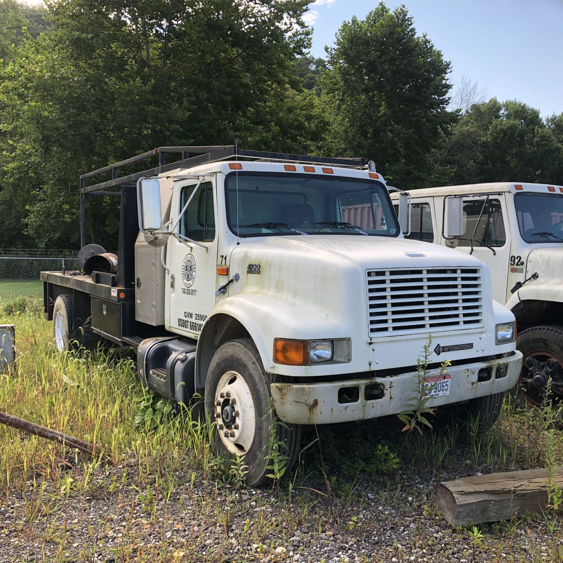 International Truck, 4700 DT466E Flatbed with material rack, Mileage: 7326, VIN: 1HTSCAAN5XH676927 - Image 2 of 8