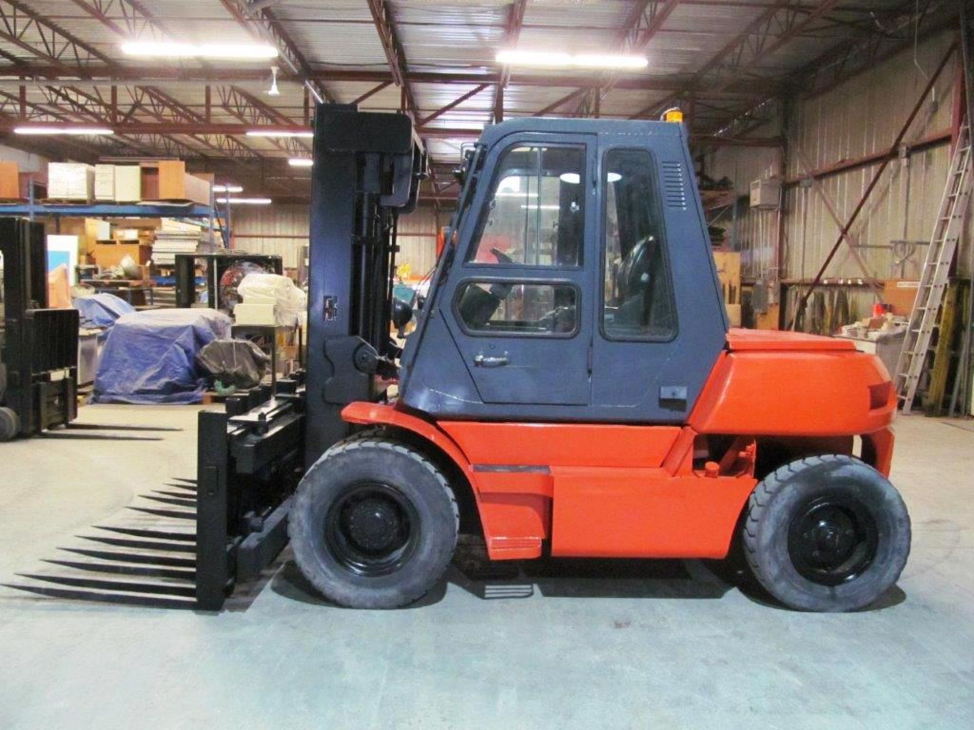 TOYOTA DIESEL OUTDOOR FORKLIFT W/BLOCK HANDLER ATTACHMENT (USED FOR PATIO STONES & BRICKS) MODEL: - Image 5 of 16