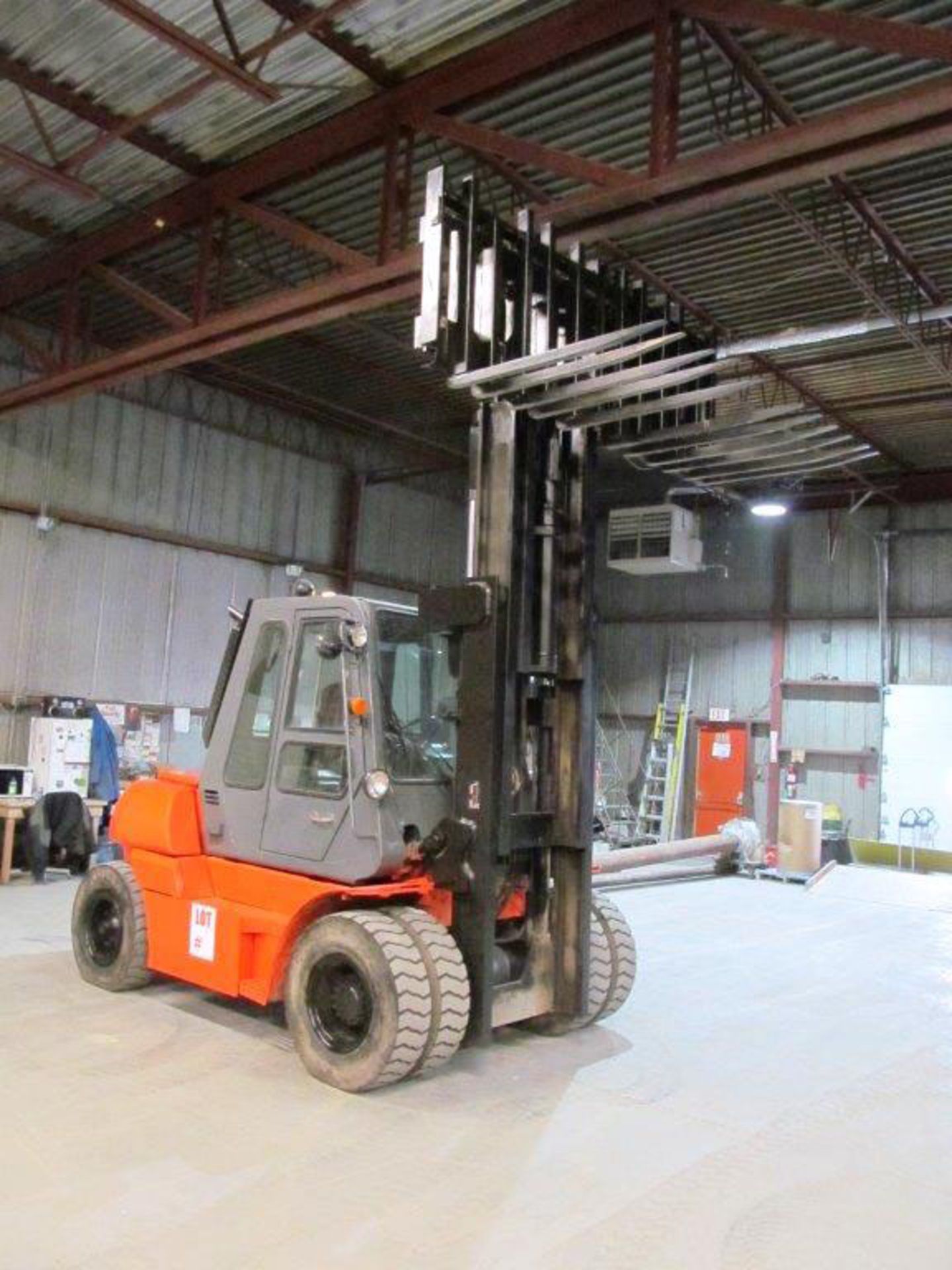 TOYOTA DIESEL OUTDOOR FORKLIFT W/BLOCK HANDLER ATTACHMENT (USED FOR PATIO STONES & BRICKS) MODEL: - Image 14 of 16