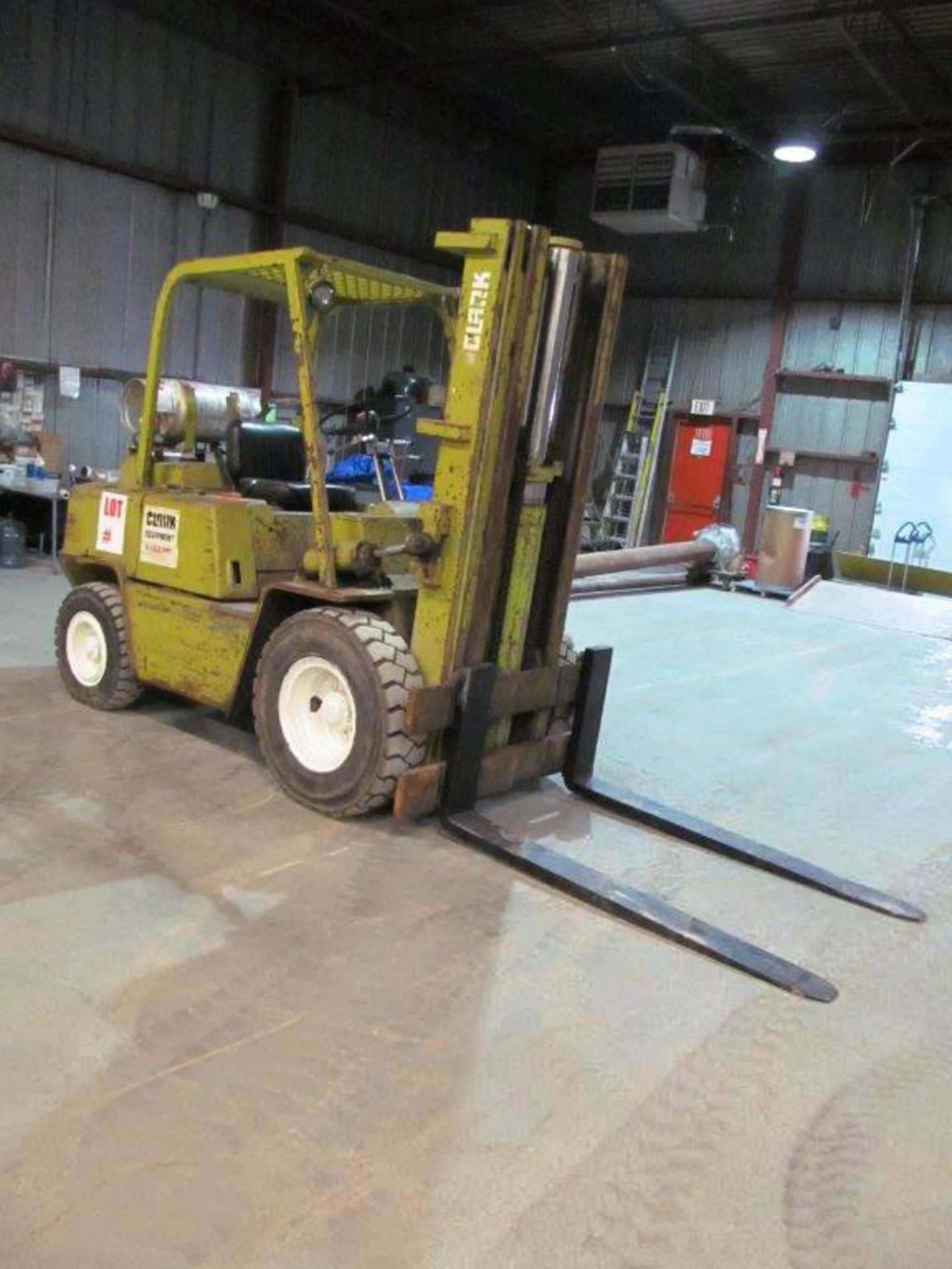 CLARK PROPANE INDOOR/OUTDOOR FORKLIFT, MODEL: C500Y0805, S/N Y685-353-2294, LIFTING CAPACITY: 8, - Image 2 of 14