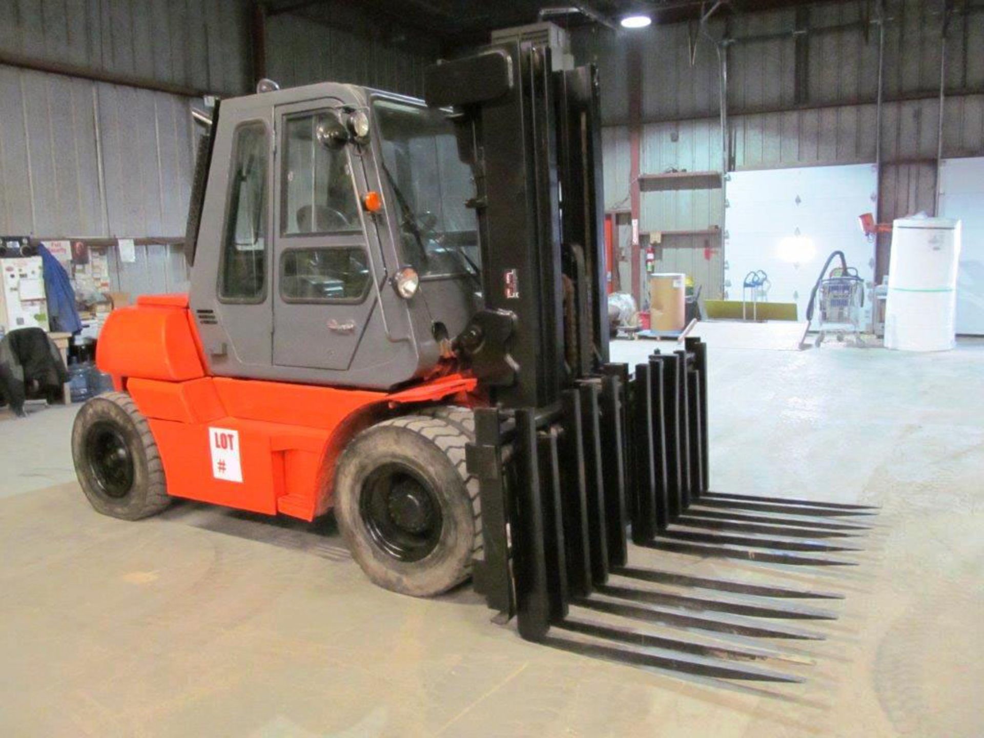 TOYOTA DIESEL OUTDOOR FORKLIFT W/BLOCK HANDLER ATTACHMENT (USED FOR PATIO STONES & BRICKS) MODEL: - Image 2 of 16