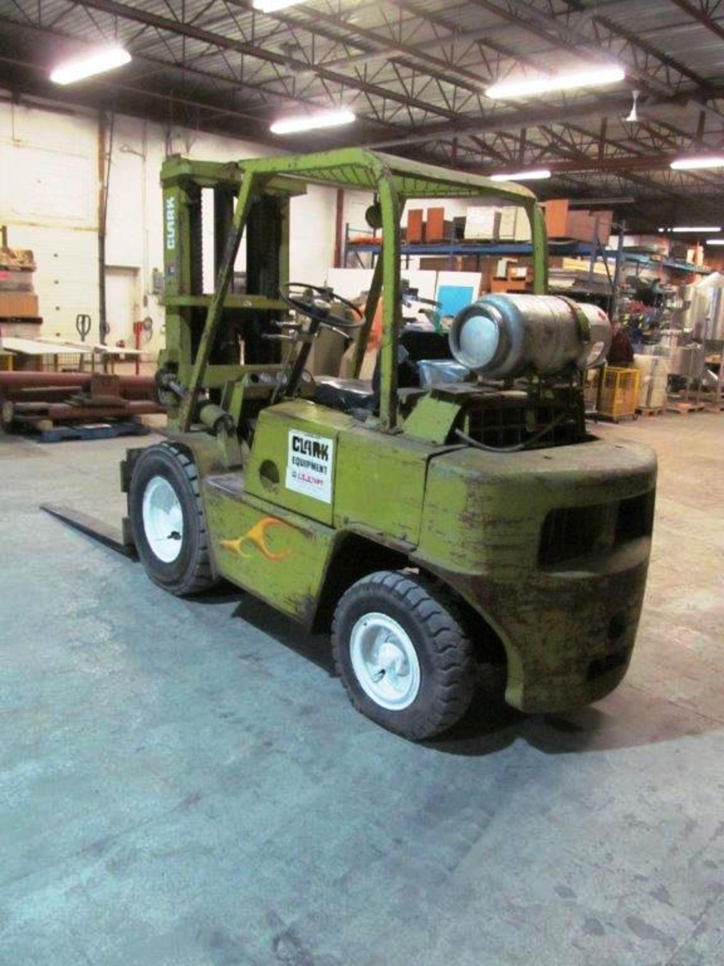 CLARK PROPANE INDOOR/OUTDOOR FORKLIFT, MODEL: C500Y0805, S/N Y685-353-2294, LIFTING CAPACITY: 8, - Image 6 of 14