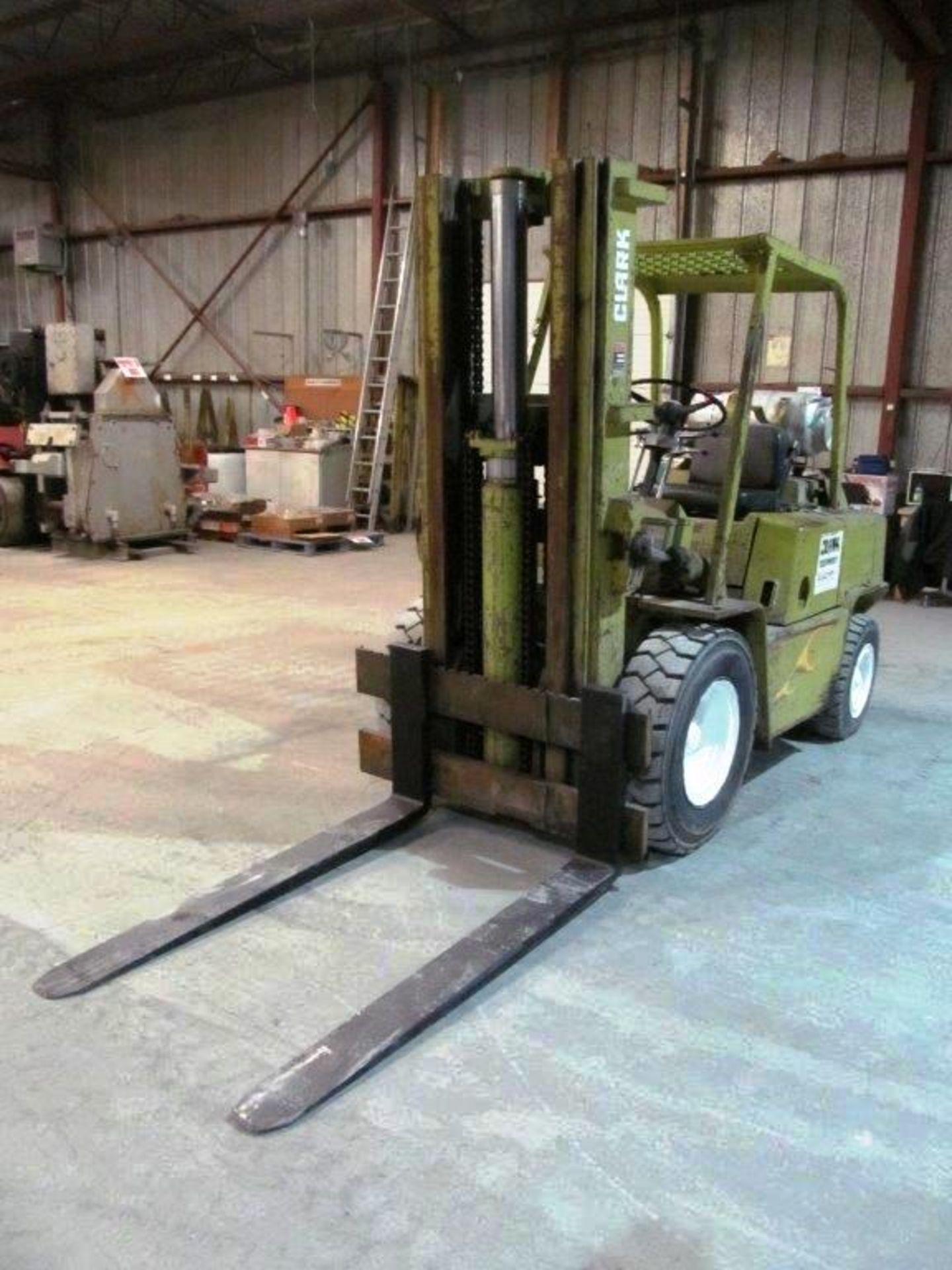 CLARK PROPANE INDOOR/OUTDOOR FORKLIFT, MODEL: C500Y0805, S/N Y685-353-2294, LIFTING CAPACITY: 8, - Image 4 of 14