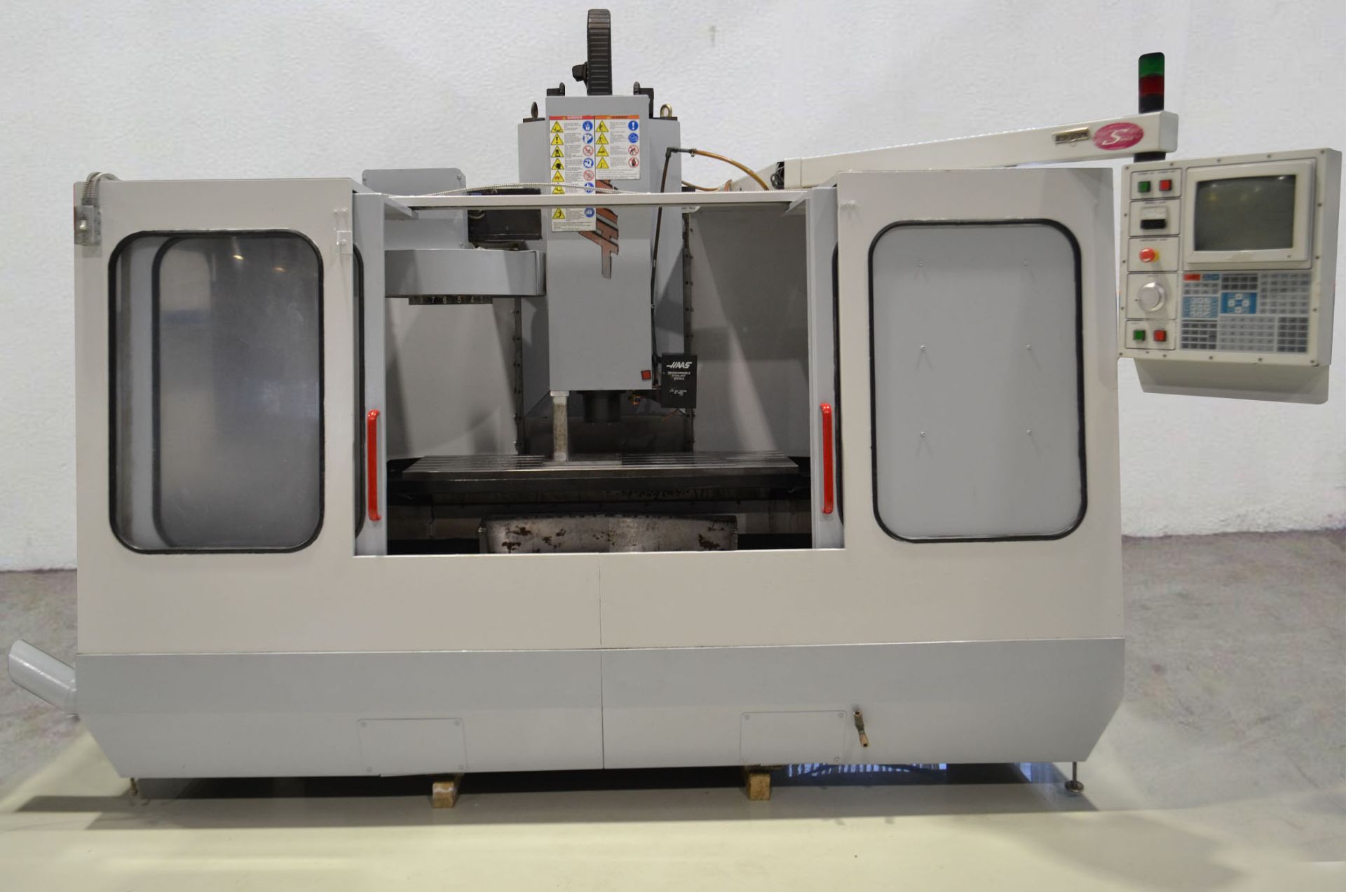 HAAS CNC VMC MODEL: 4, MFG. YR.: 1995, S/N: 4626, C/W HAAS CNC CONTROL, ELECTRICS: 208V/230V/3PH/