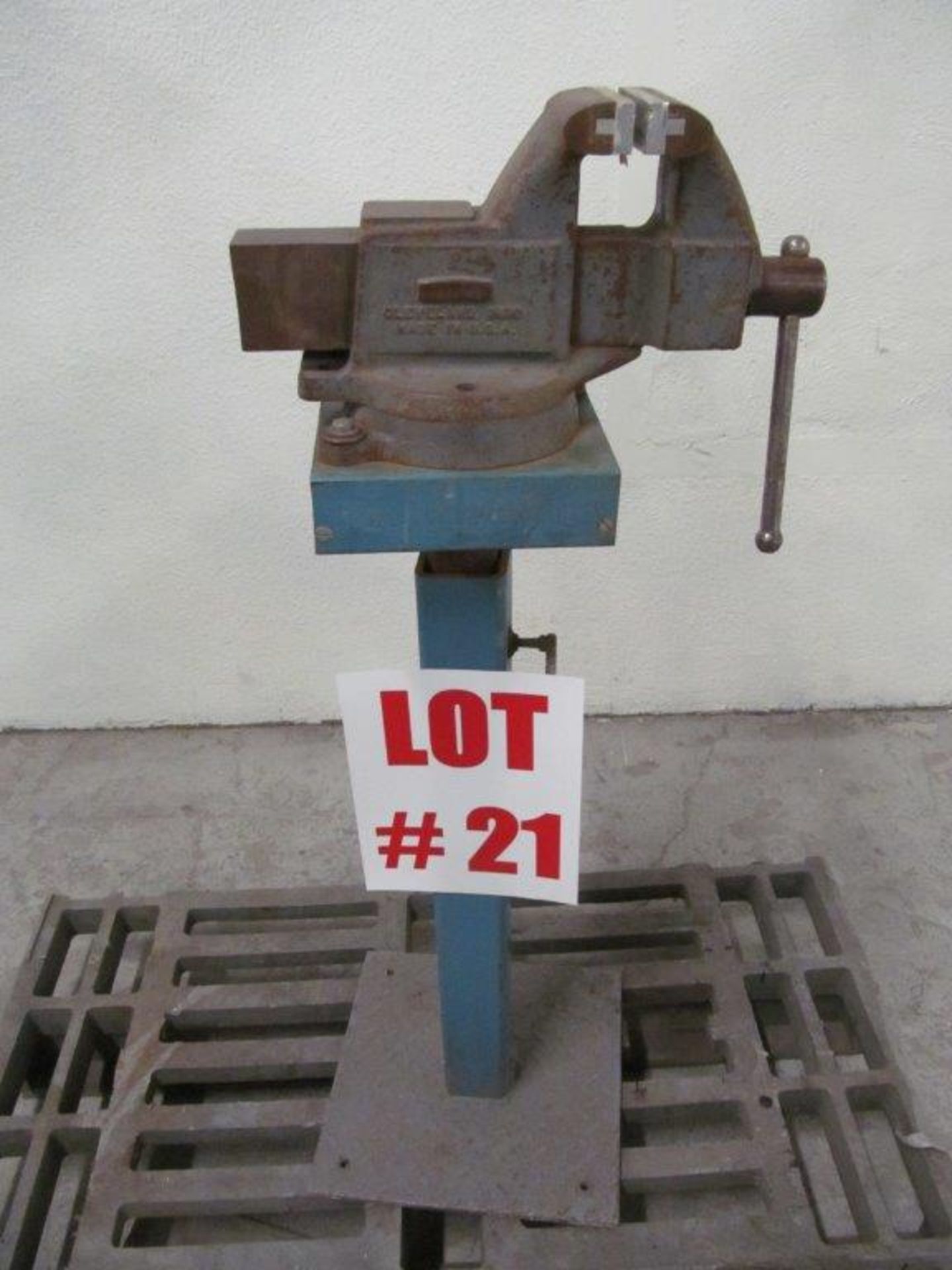 CLEVELAND 4'' BENCH VISE ON STEEL STAND - LOCATION: HAWKESBURY, ONTARIO