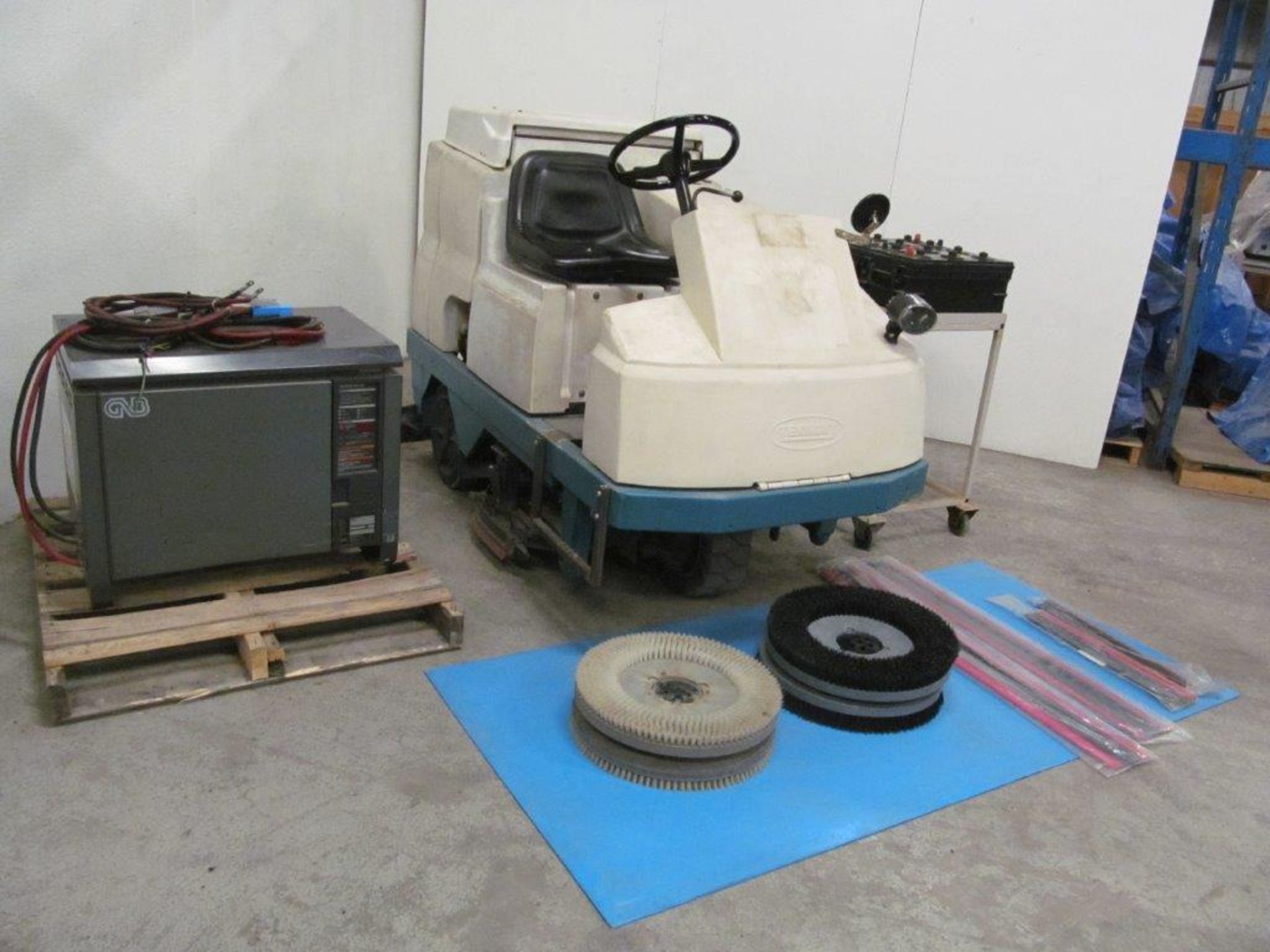 TENNANT ELECTRIC FLOOR SWEEPER, C/W CHARGER 36V, SPARE BATTERIES & BRUSHES (CONDITION UNKNOWN)