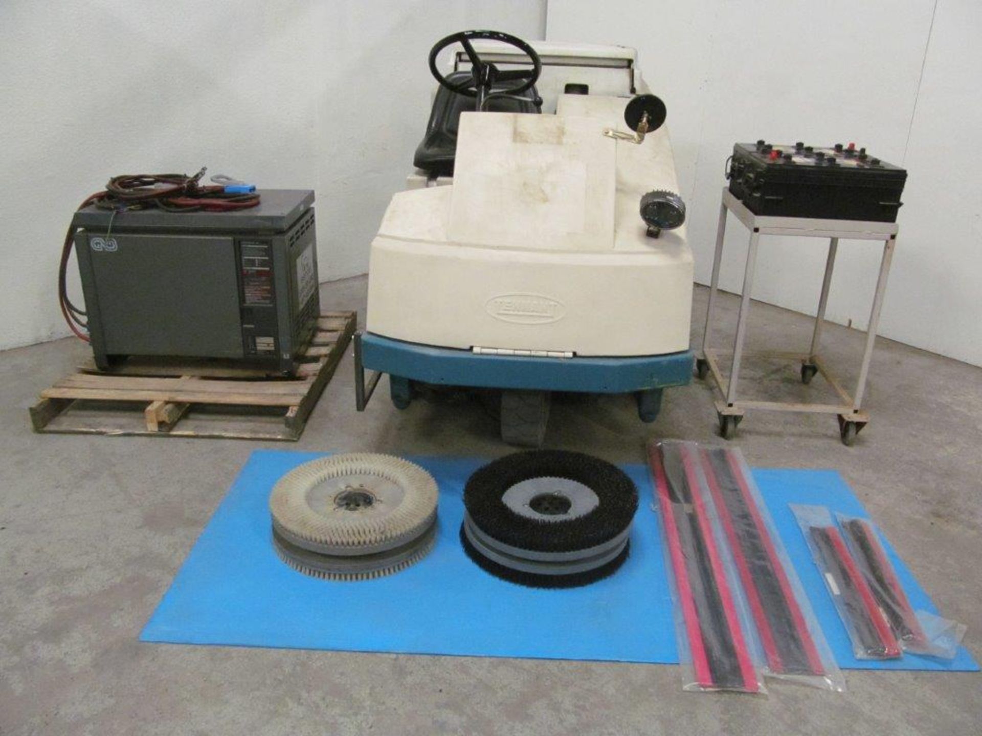 TENNANT ELECTRIC FLOOR SWEEPER, C/W CHARGER 36V, SPARE BATTERIES & BRUSHES (CONDITION UNKNOWN) - Image 2 of 8